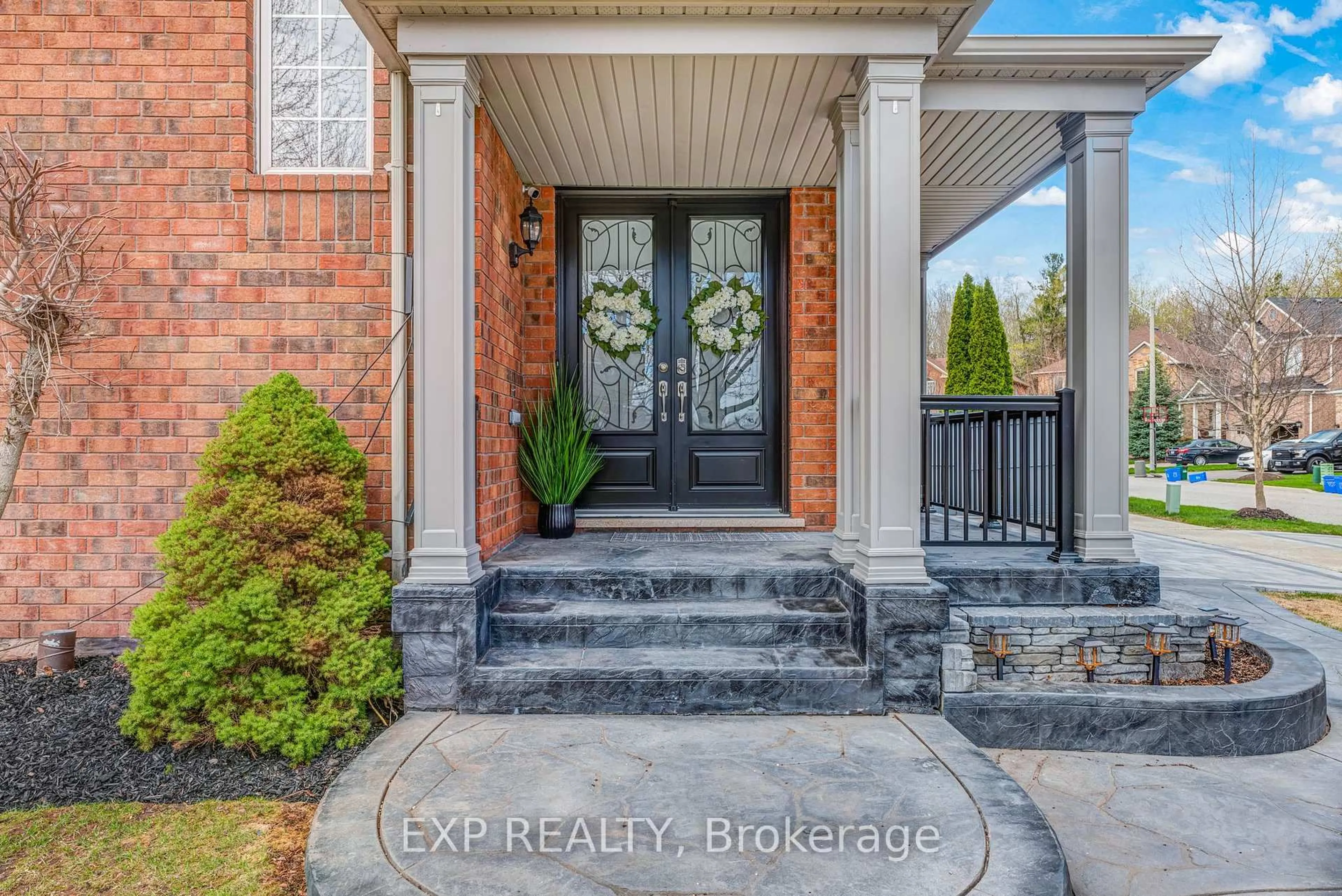 Indoor entryway for 7 Litchi Crt, Richmond Hill Ontario L4E 4V1