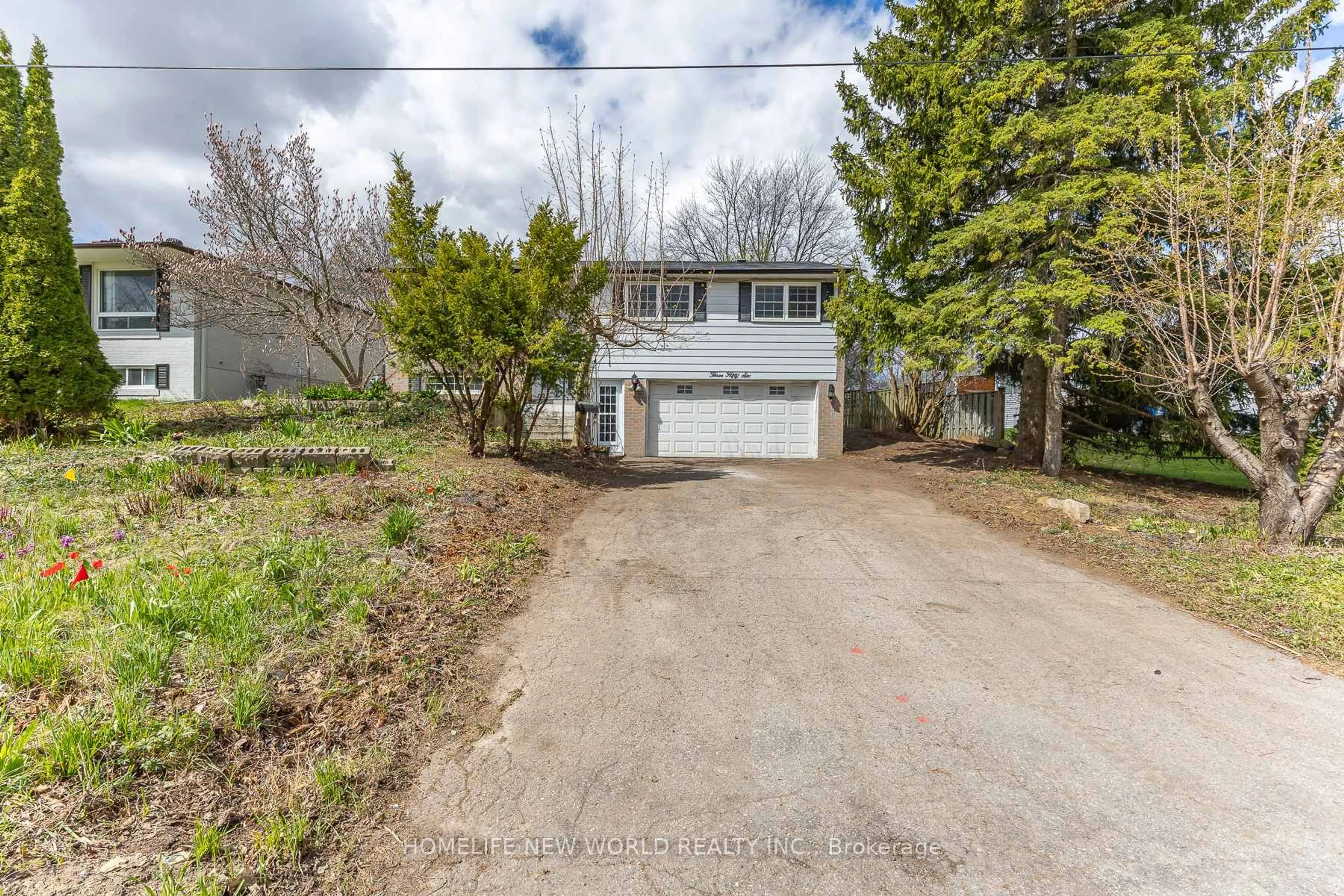 A pic from outside/outdoor area/front of a property/back of a property/a pic from drone, street for 356 Dixon Blvd, Newmarket Ontario L3Y 5C4