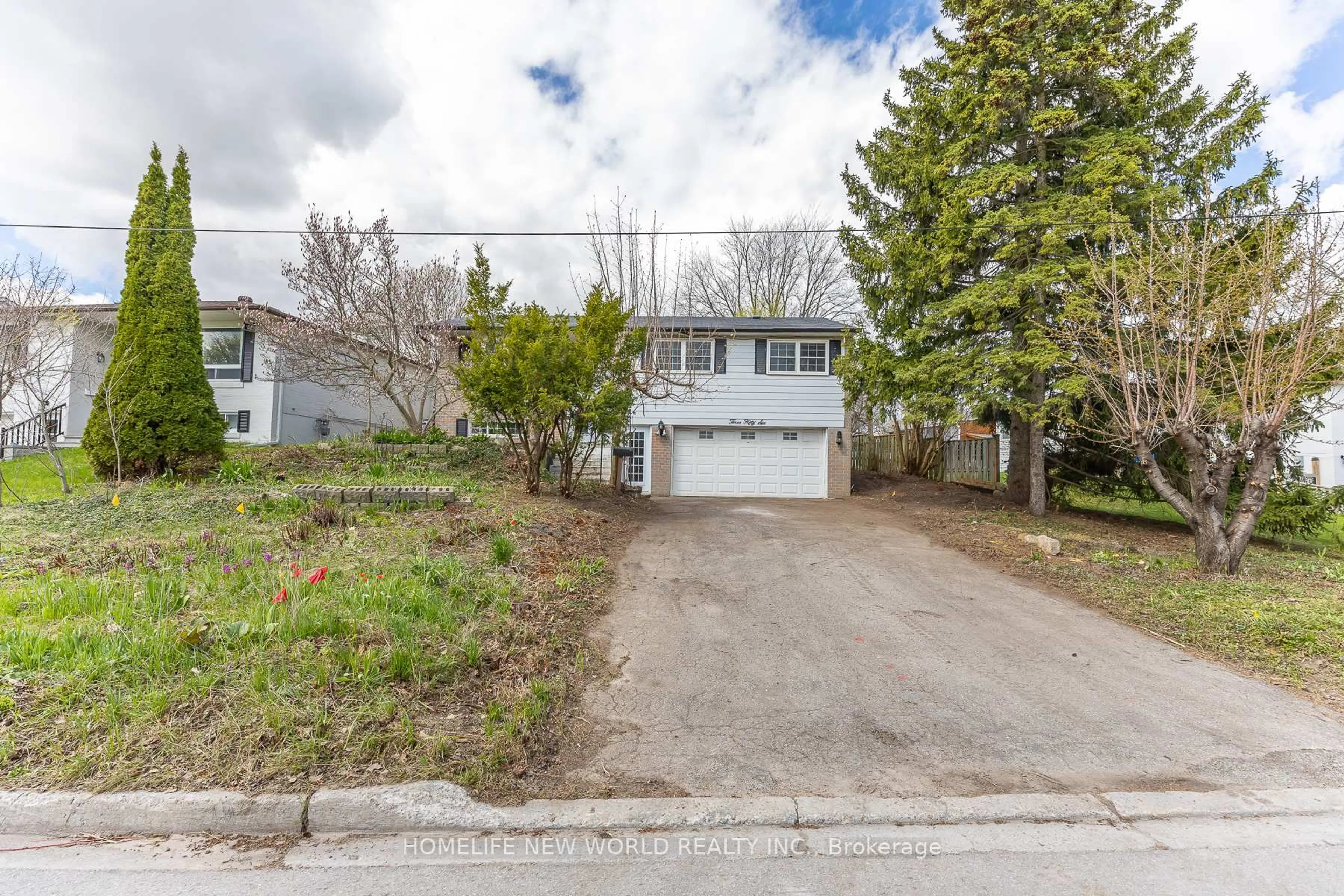 A pic from outside/outdoor area/front of a property/back of a property/a pic from drone, street for 356 Dixon Blvd, Newmarket Ontario L3Y 5C4