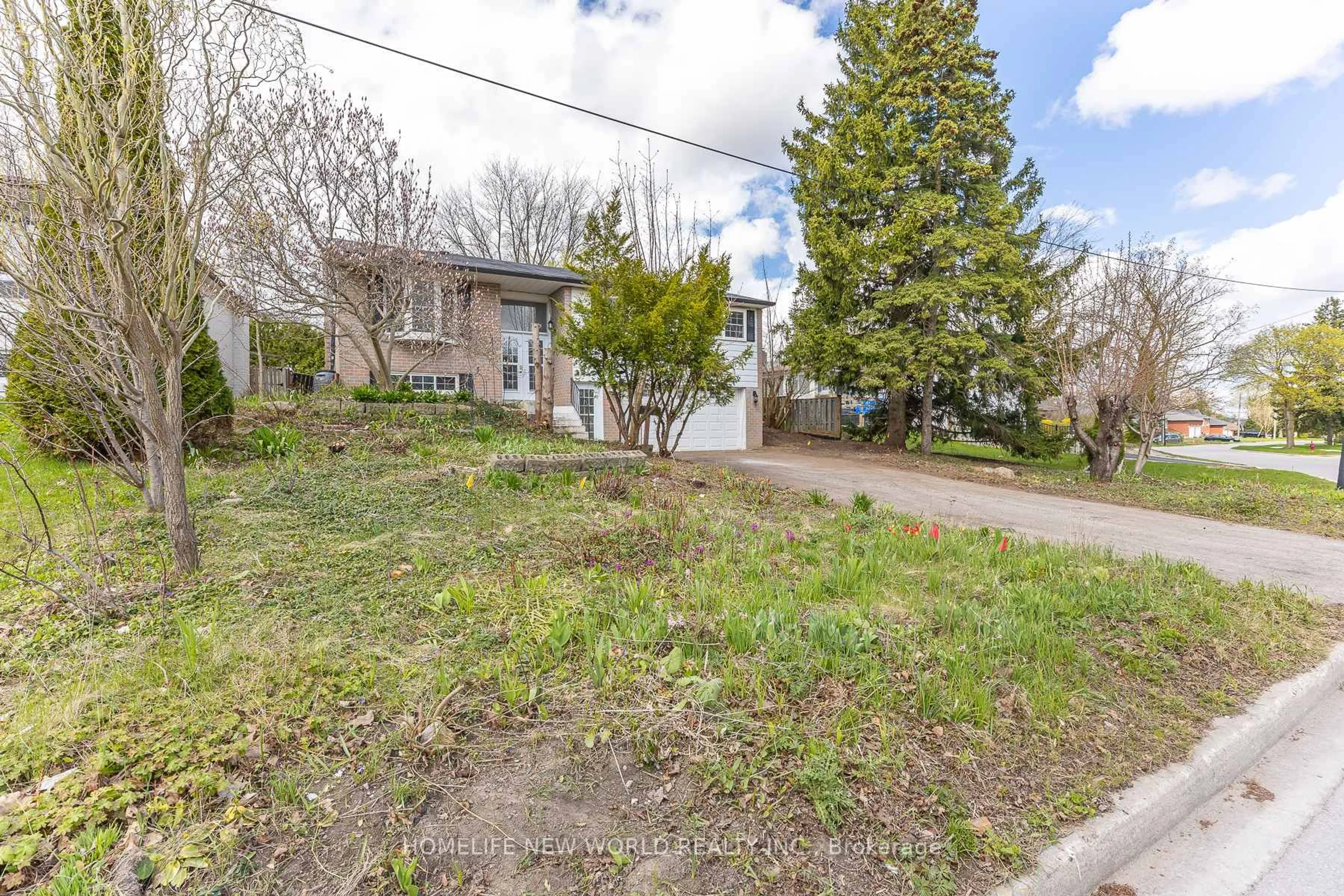 A pic from outside/outdoor area/front of a property/back of a property/a pic from drone, street for 356 Dixon Blvd, Newmarket Ontario L3Y 5C4