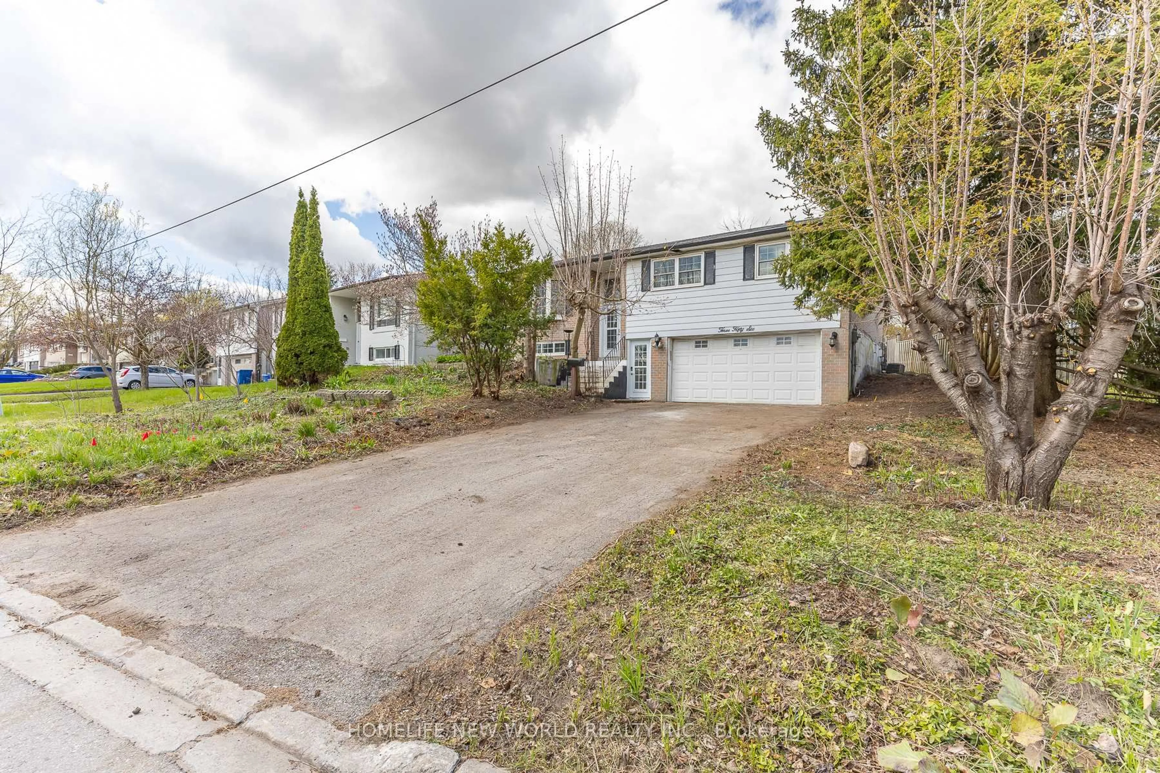 A pic from outside/outdoor area/front of a property/back of a property/a pic from drone, street for 356 Dixon Blvd, Newmarket Ontario L3Y 5C4