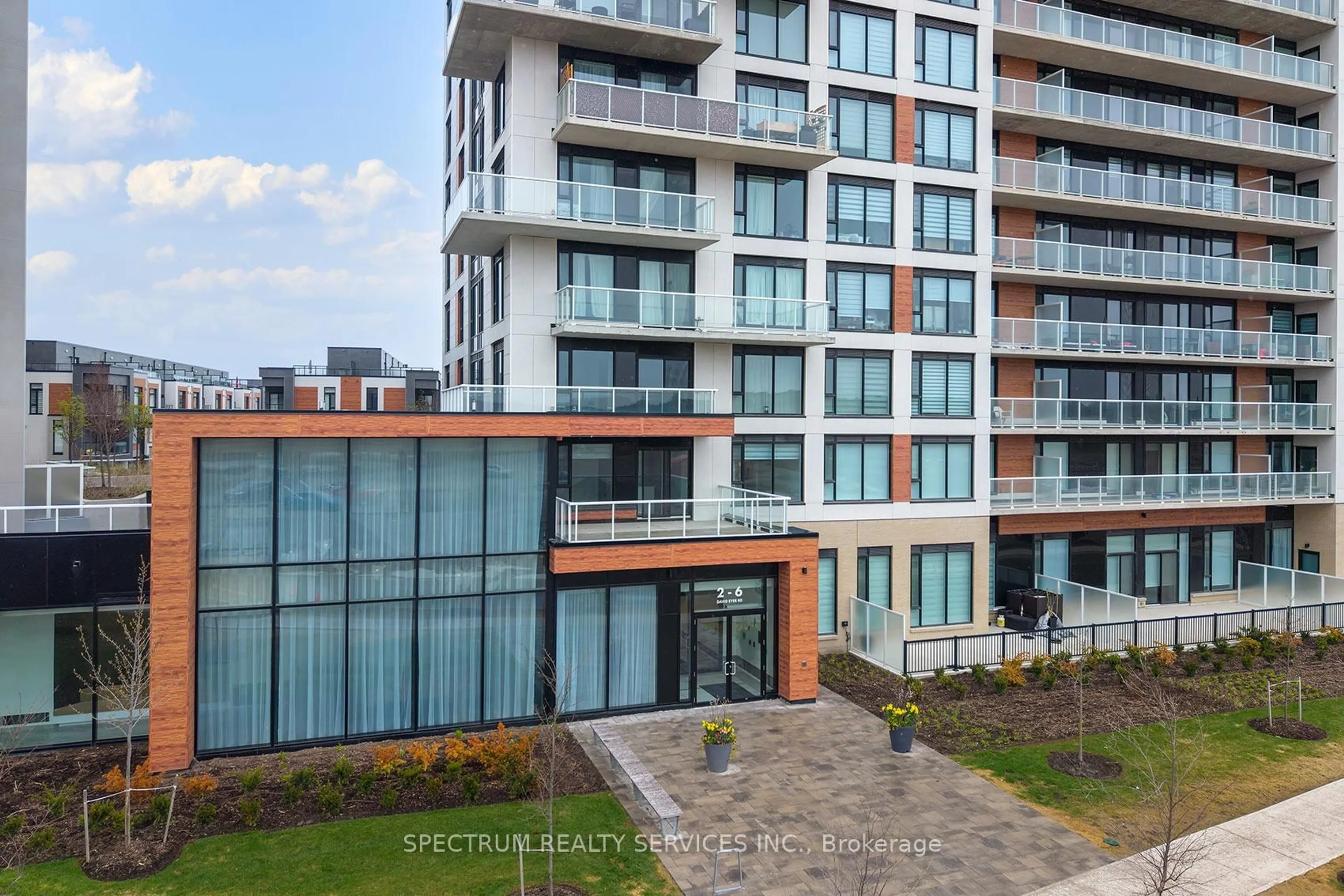 A pic from outside/outdoor area/front of a property/back of a property/a pic from drone, unknown for 2 David Eyer Rd #1129, Richmond Hill Ontario L4S 0N6