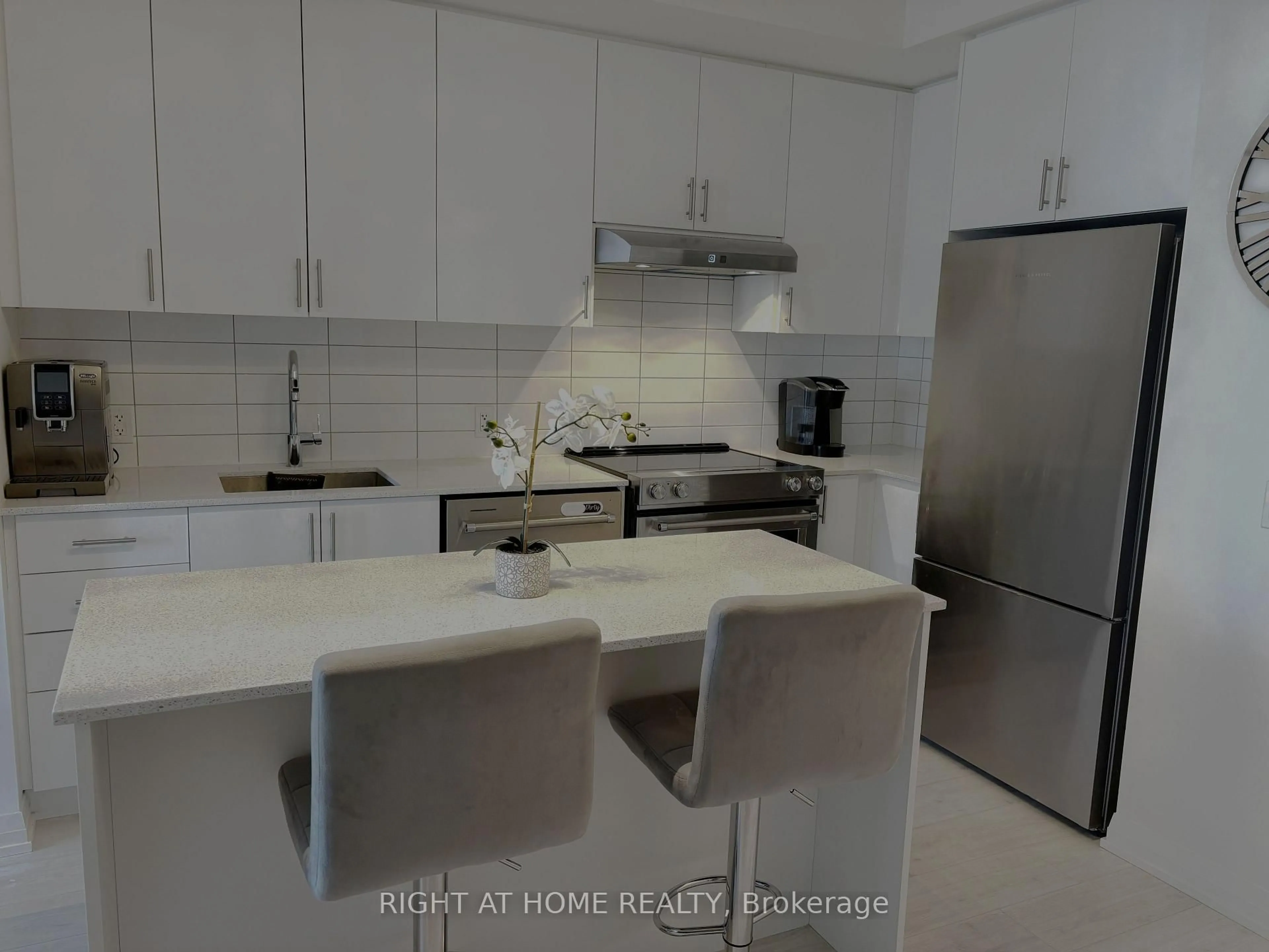 Standard kitchen, unknown for 9000 Jane St #1704, Vaughan Ontario L4K 0M6