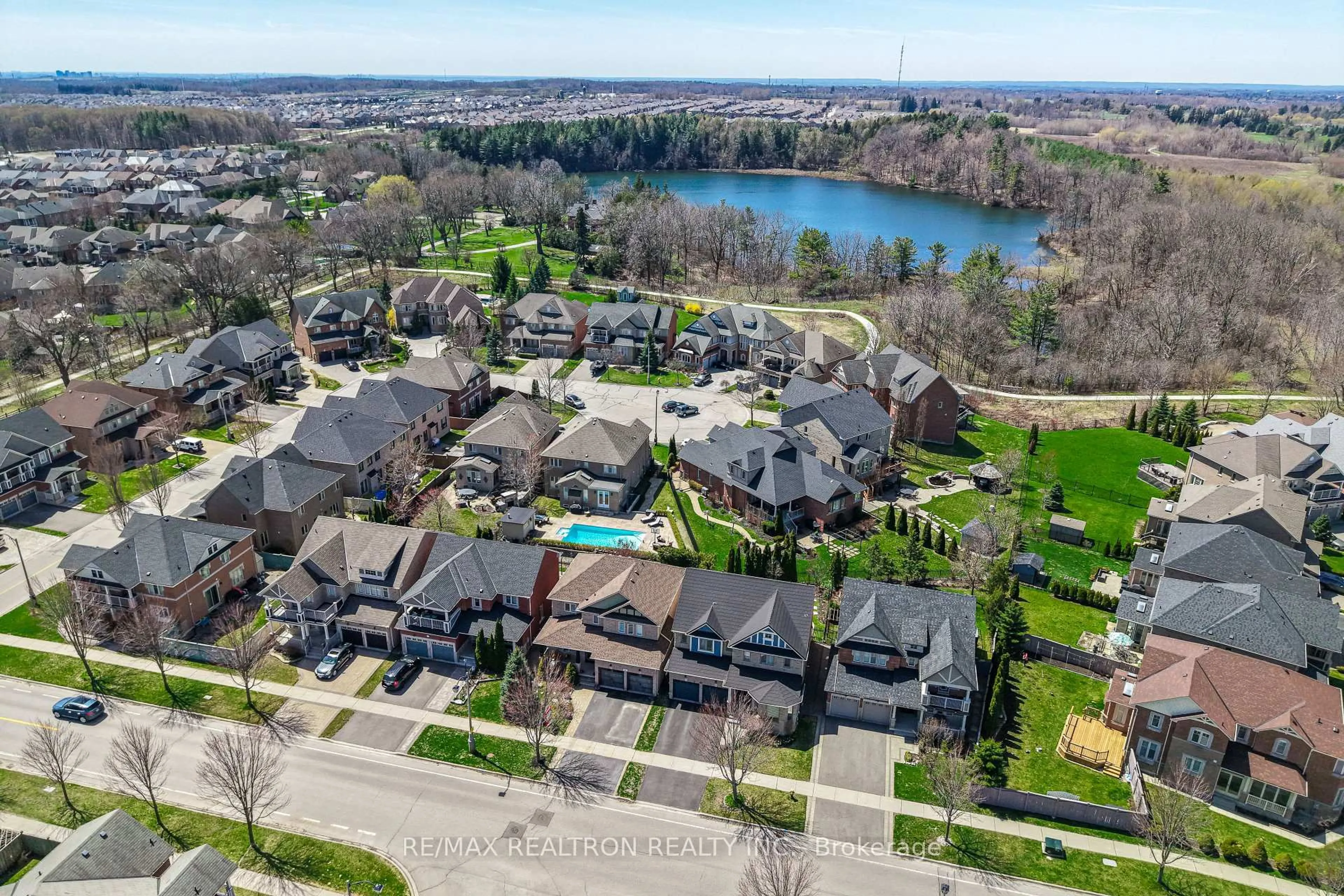 A pic from outside/outdoor area/front of a property/back of a property/a pic from drone, water/lake/river/ocean view for 170 Silver Maple Rd, Richmond Hill Ontario L4E 4Y8