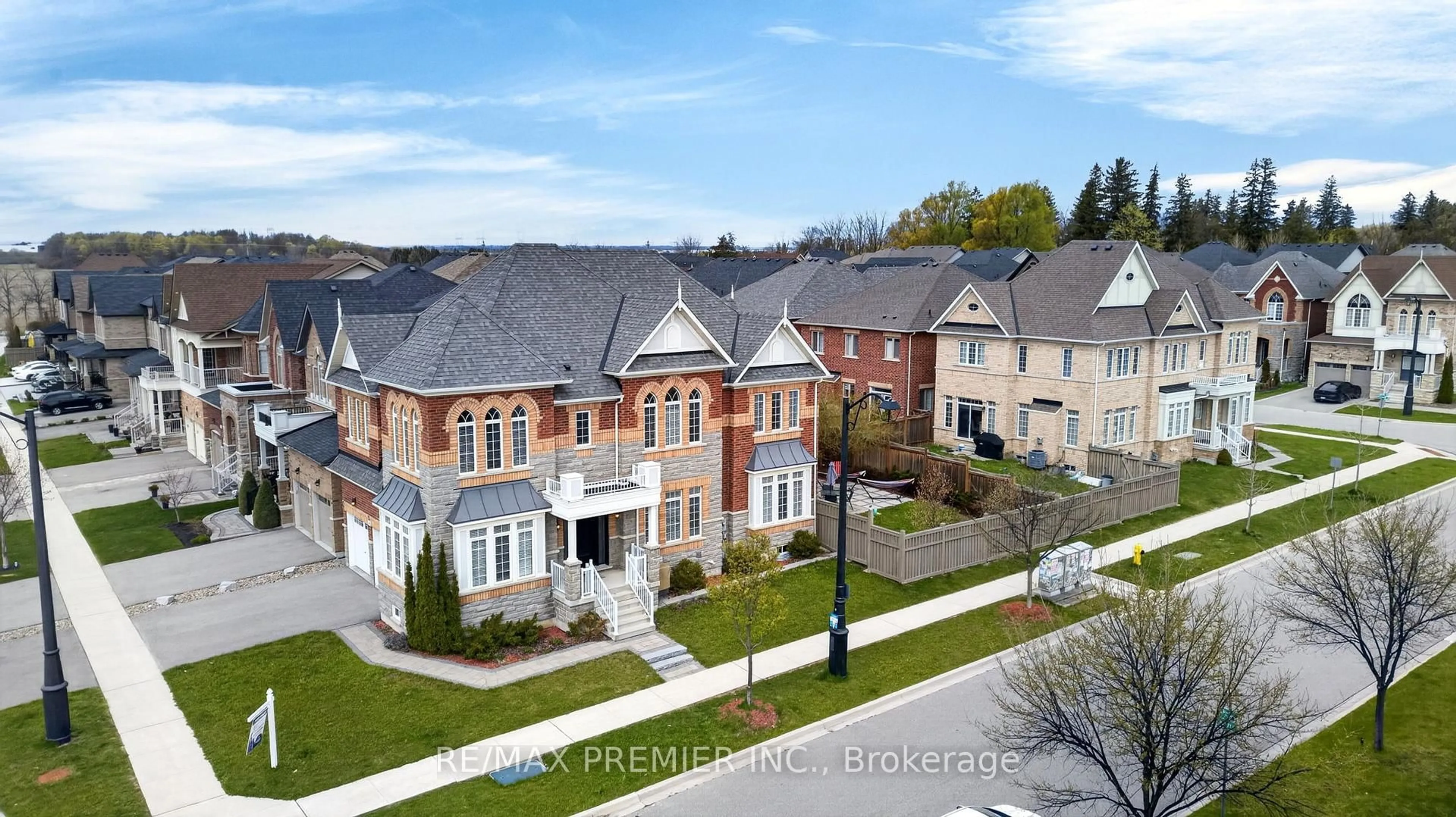 A pic from outside/outdoor area/front of a property/back of a property/a pic from drone, street for 66 Red Tree Dr, Vaughan Ontario L4H 4H7