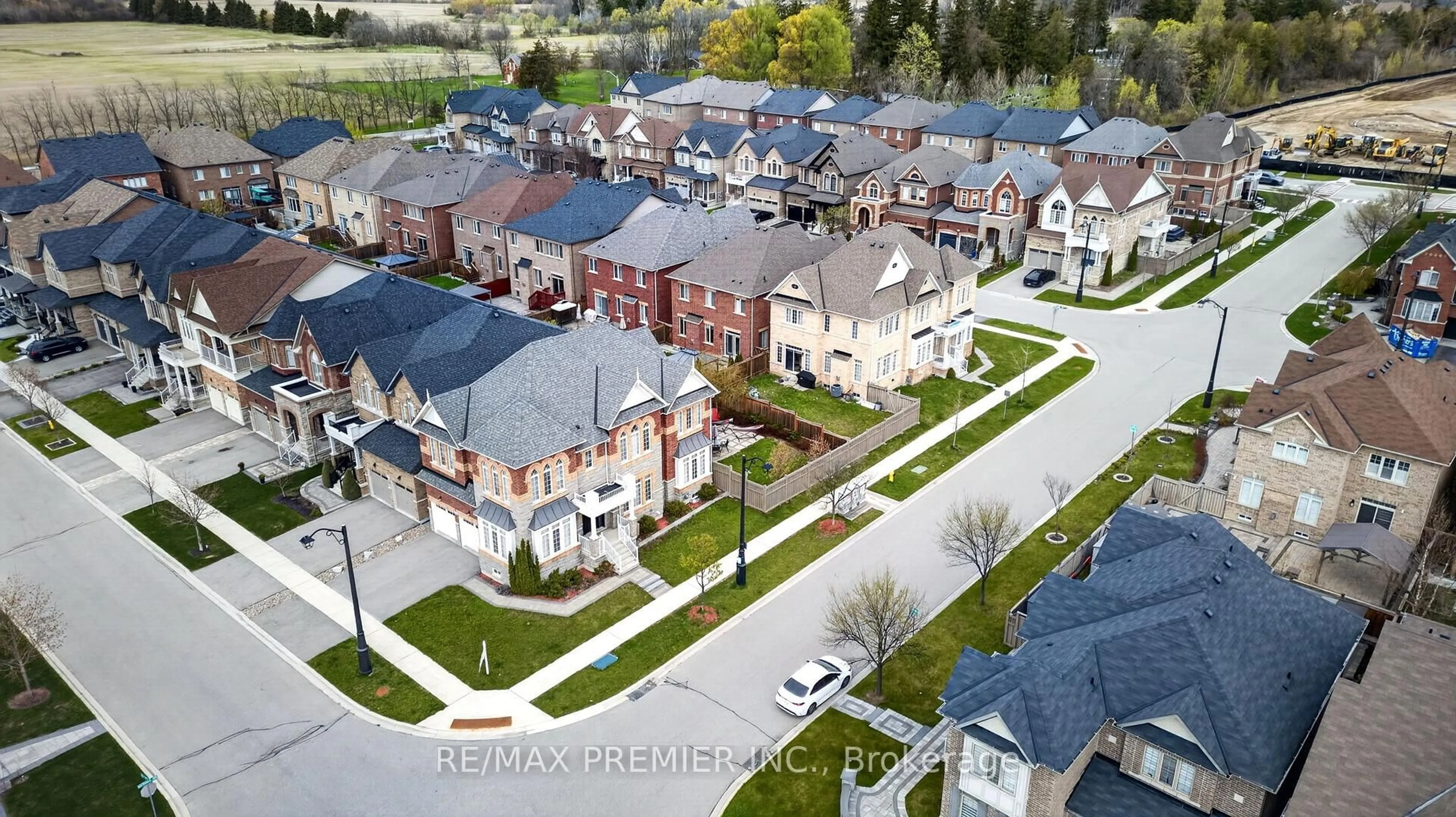 A pic from outside/outdoor area/front of a property/back of a property/a pic from drone, street for 66 Red Tree Dr, Vaughan Ontario L4H 4H7