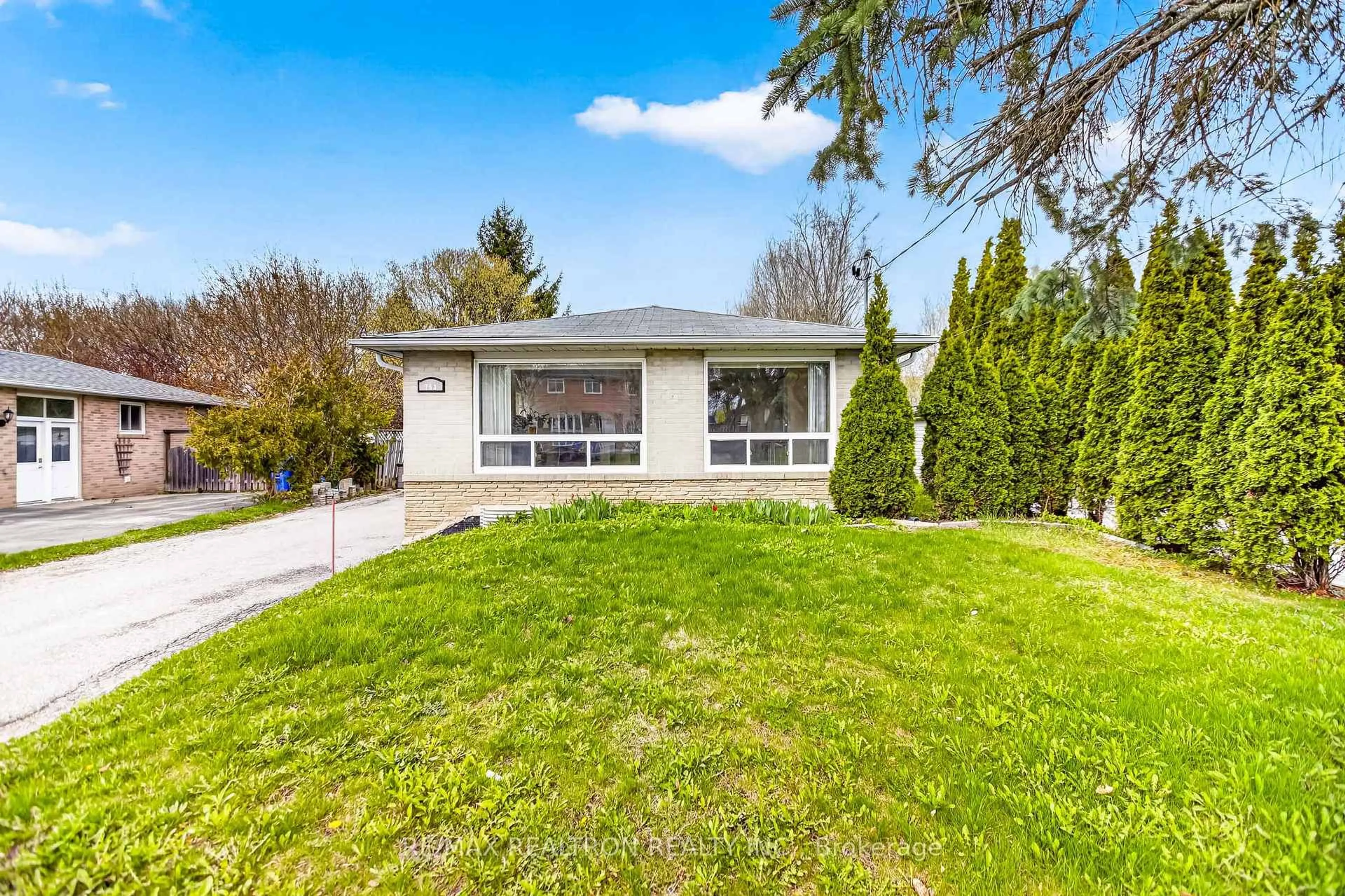 Home with vinyl exterior material, street for 753 Elgin St, Newmarket Ontario L3Y 3B9