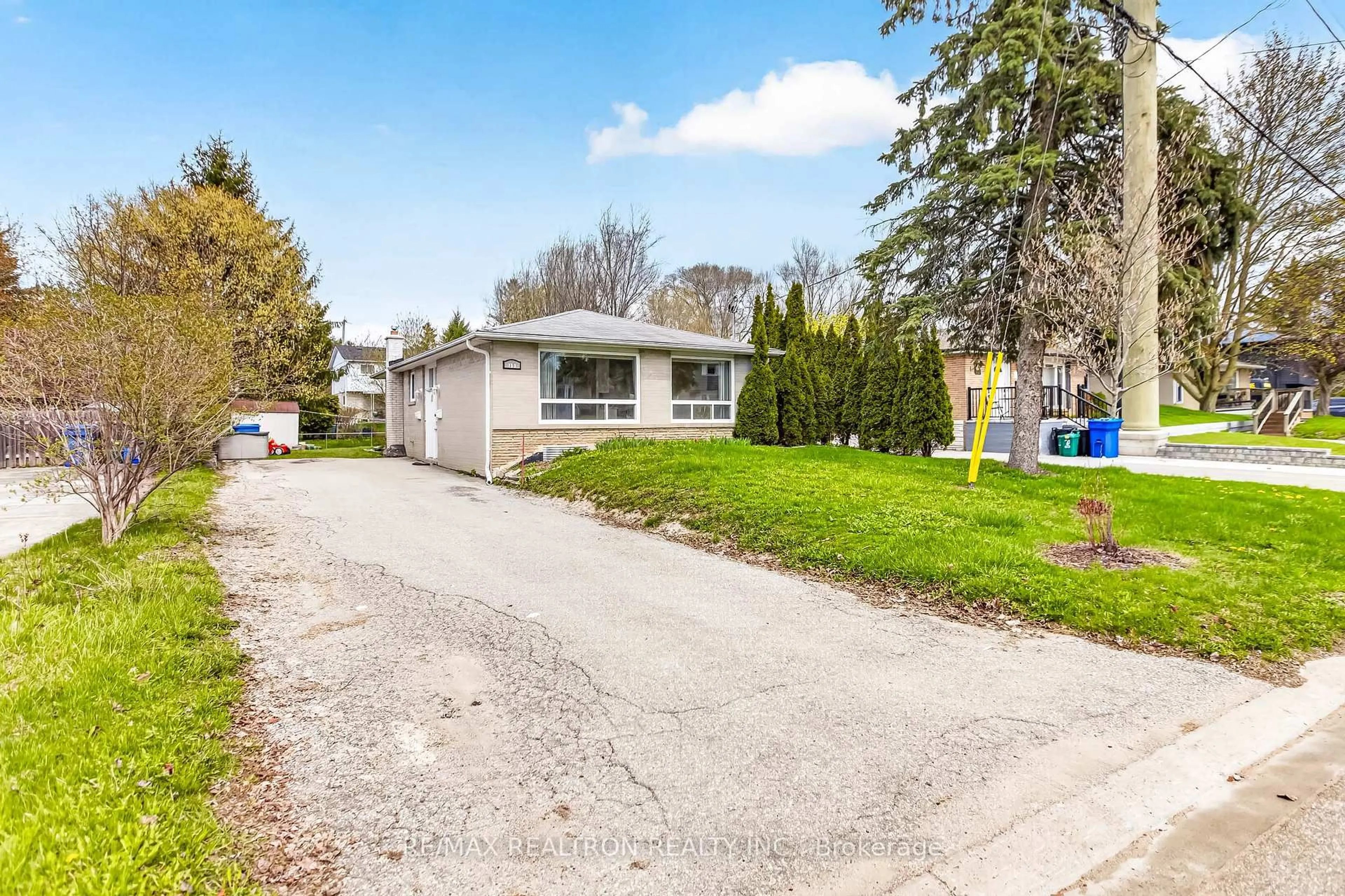A pic from outside/outdoor area/front of a property/back of a property/a pic from drone, street for 753 Elgin St, Newmarket Ontario L3Y 3B9