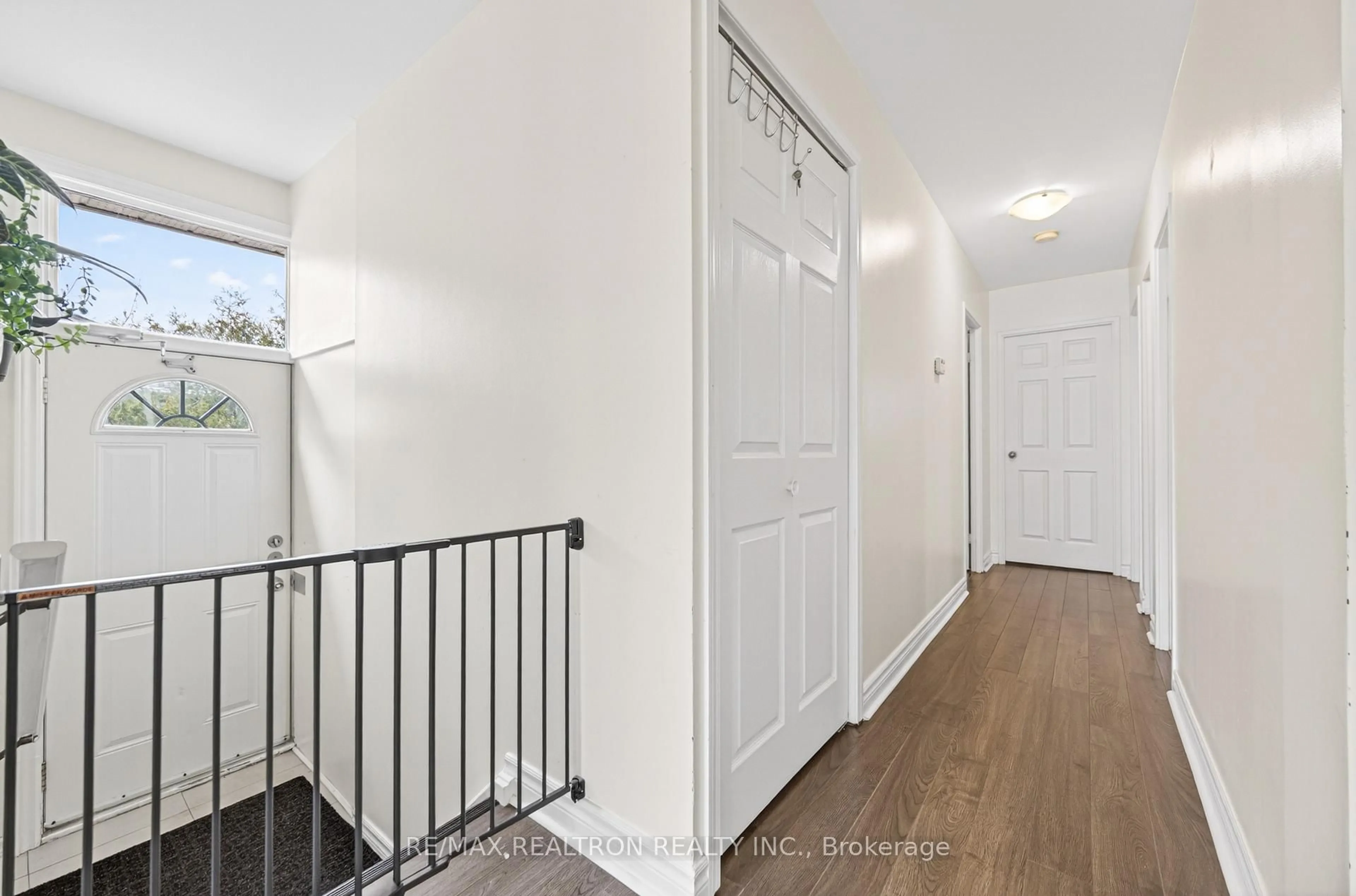 Indoor entryway for 753 Elgin St, Newmarket Ontario L3Y 3B9