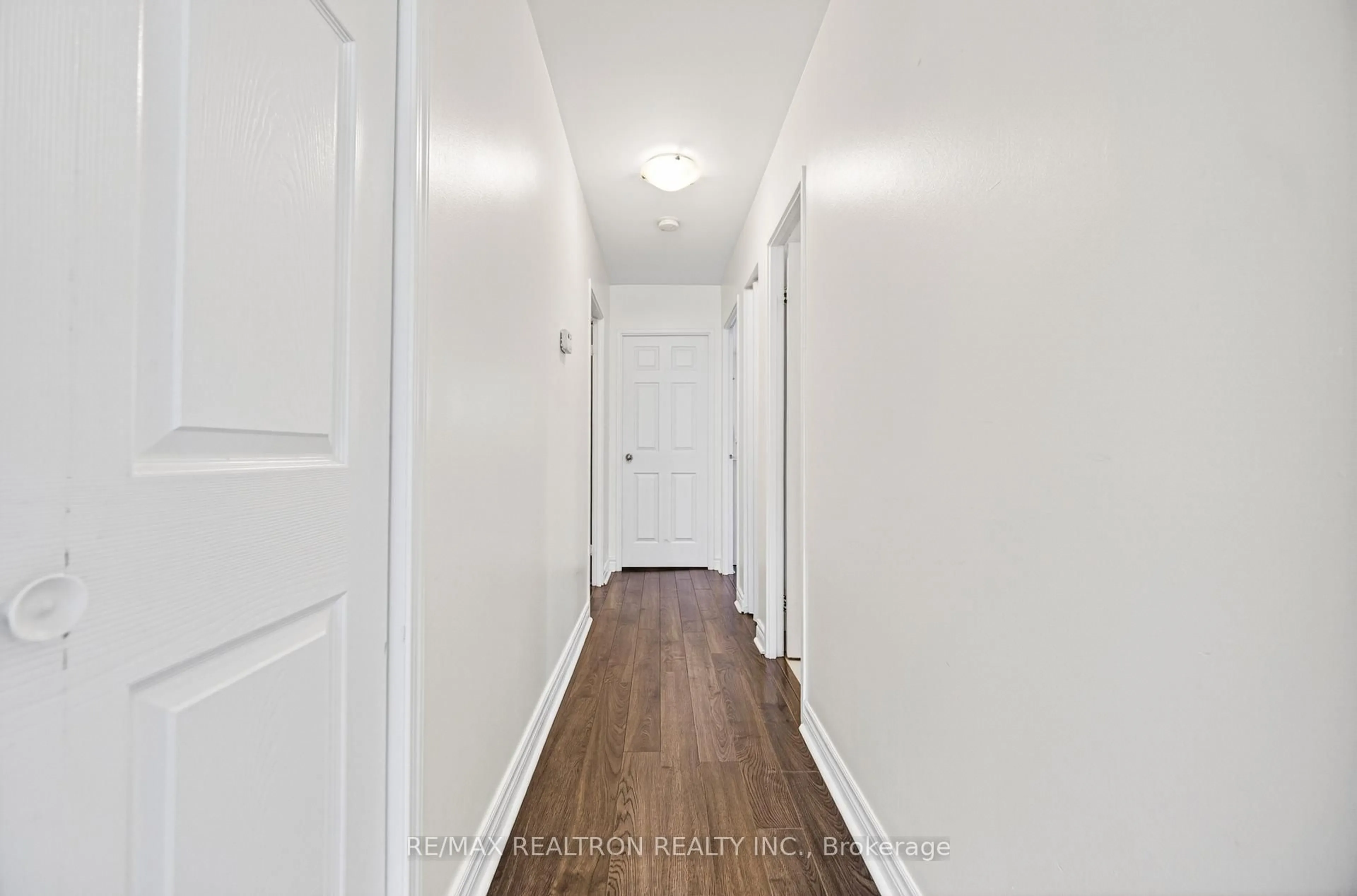 Indoor entryway for 753 Elgin St, Newmarket Ontario L3Y 3B9