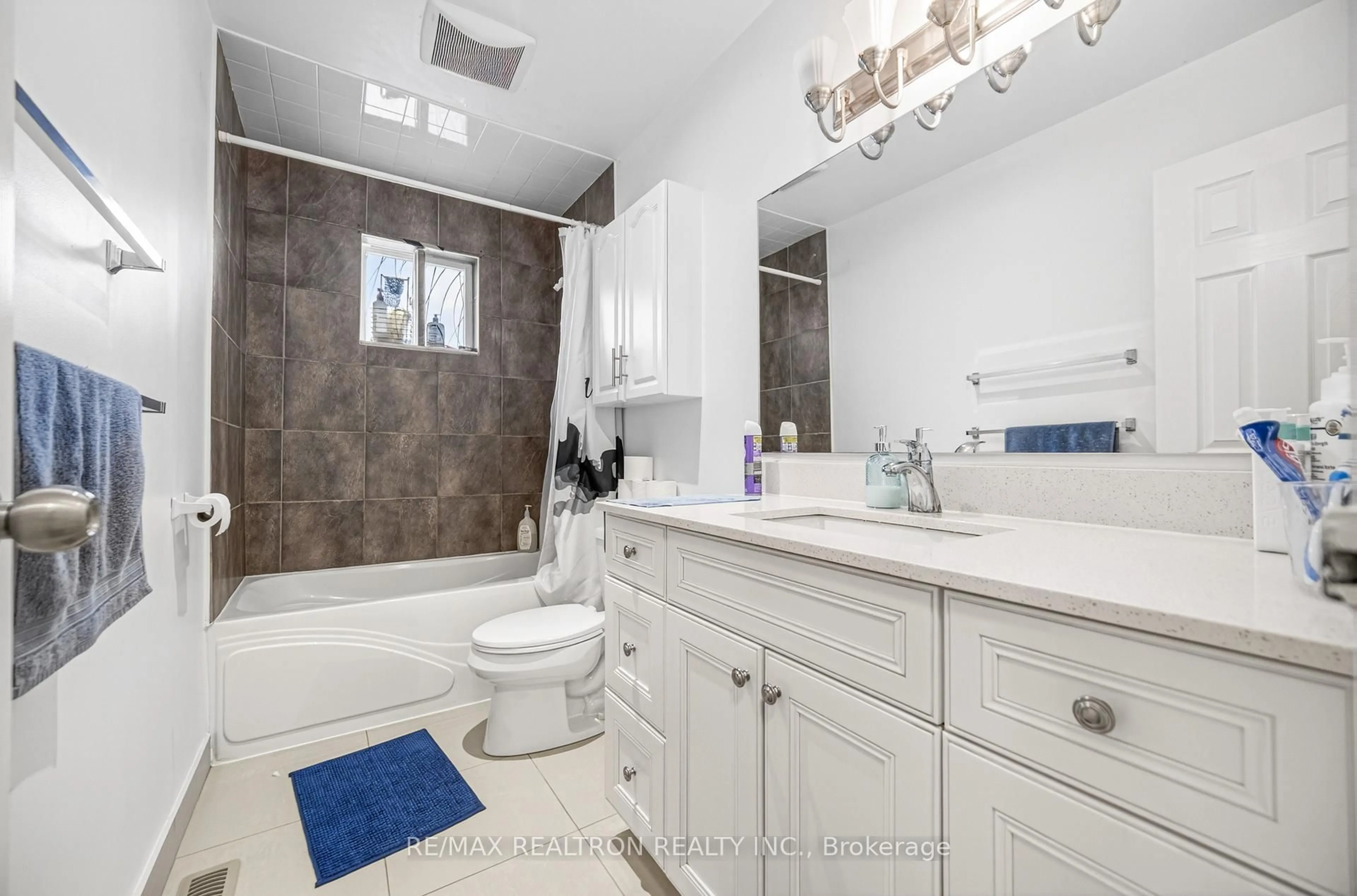 Standard bathroom, ceramic/tile floor for 753 Elgin St, Newmarket Ontario L3Y 3B9