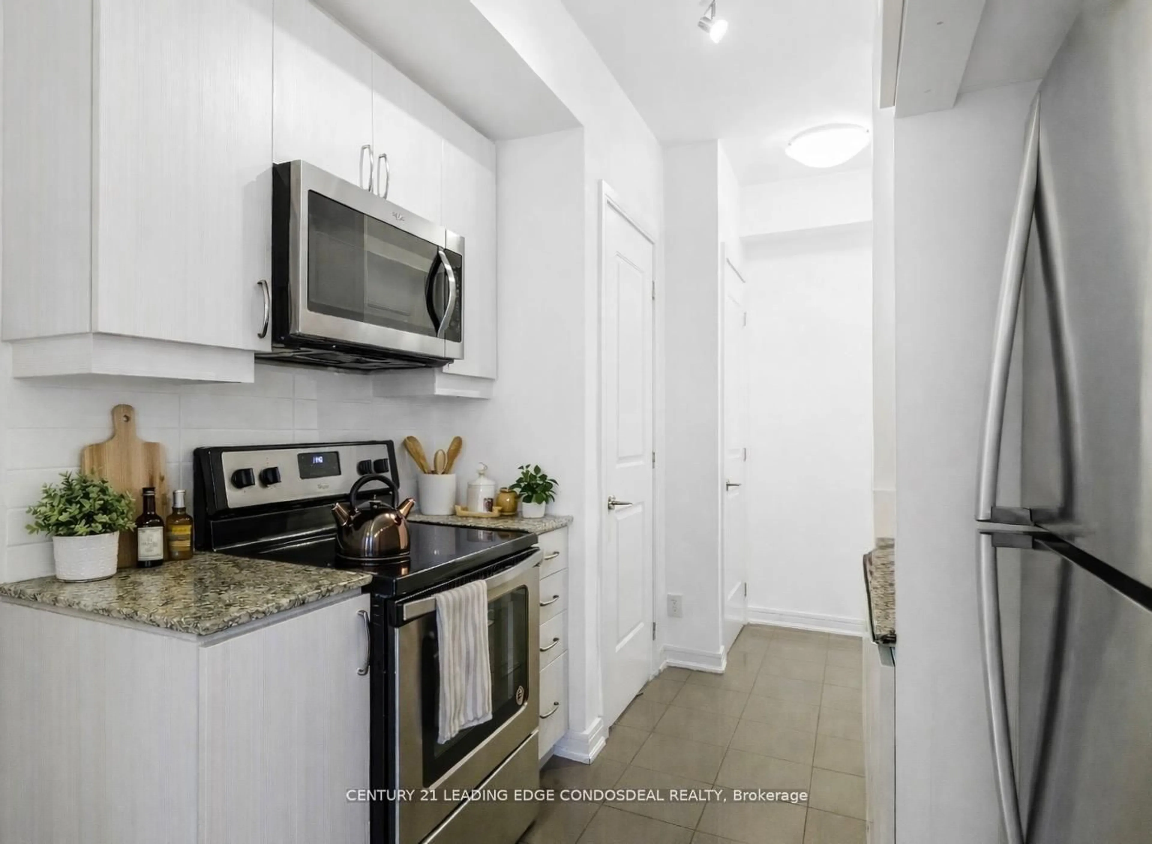 Standard kitchen, unknown for 9205 Yonge St #1712, Richmond Hill Ontario L4C 1V5
