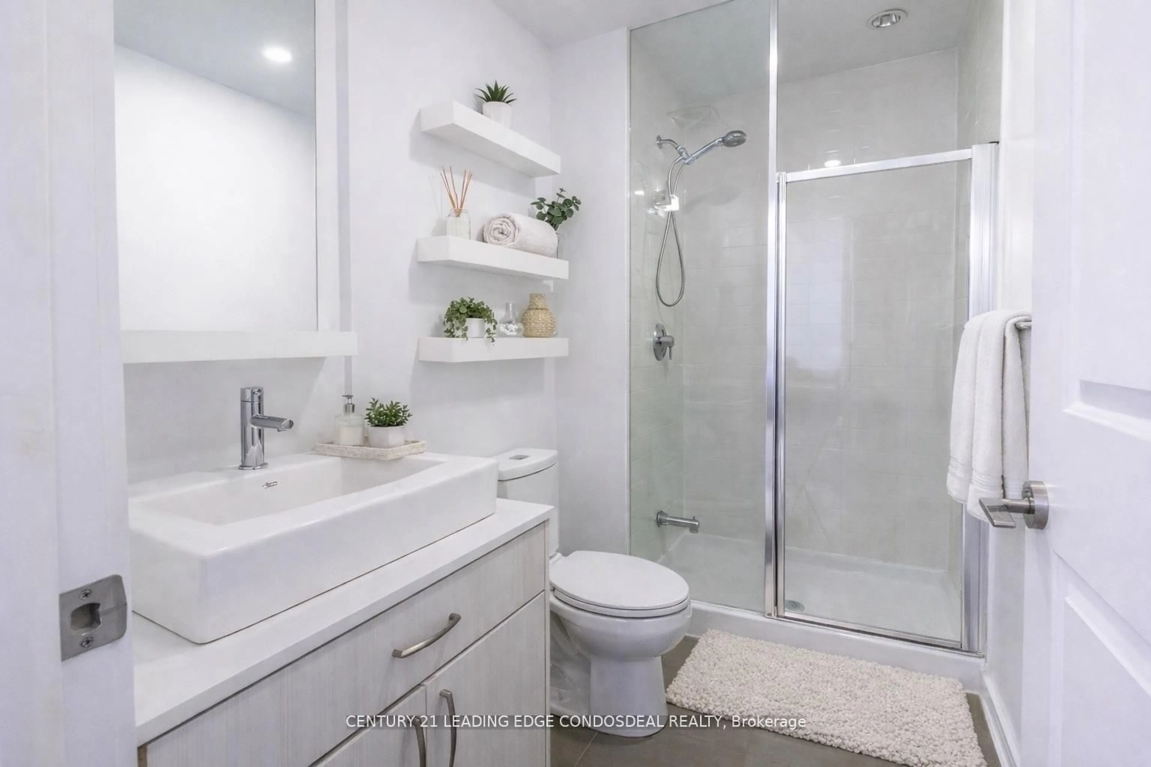 Contemporary bathroom, ceramic/tile floor for 9205 Yonge St #1712, Richmond Hill Ontario L4C 1V5