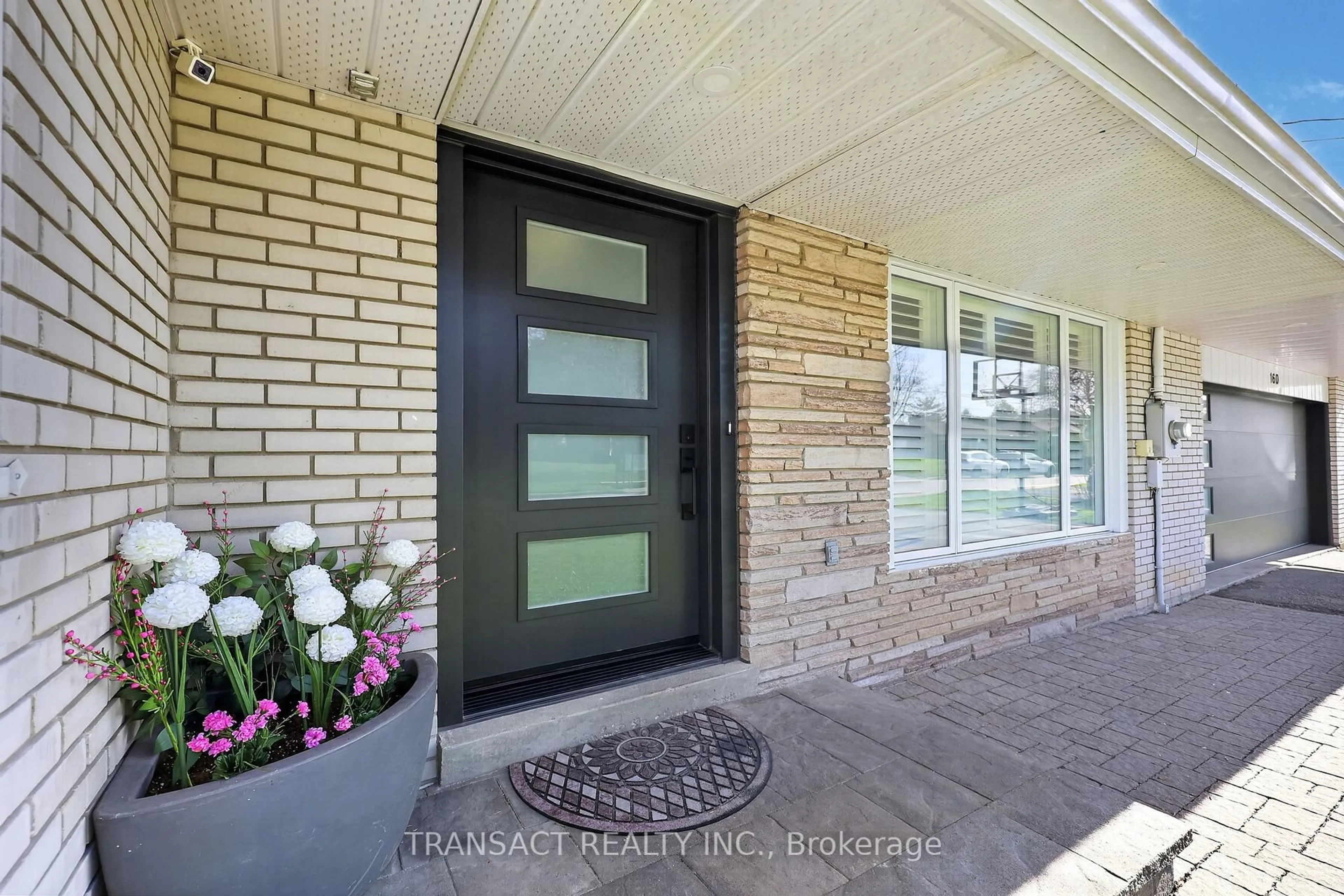 Indoor entryway for 160 Queen St, Bradford West Gwillimbury Ontario L3Z 1L6