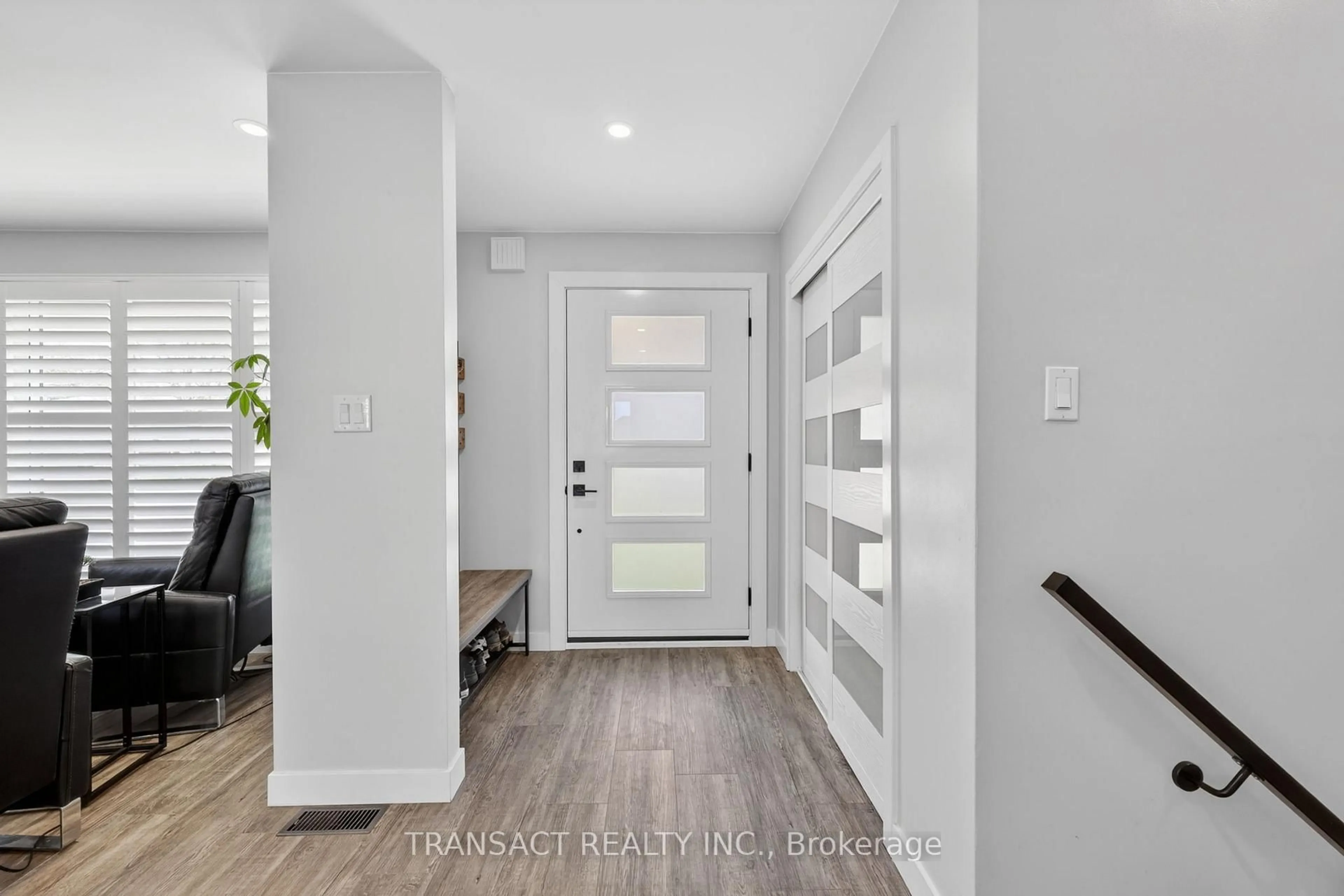 Indoor entryway for 160 Queen St, Bradford West Gwillimbury Ontario L3Z 1L6