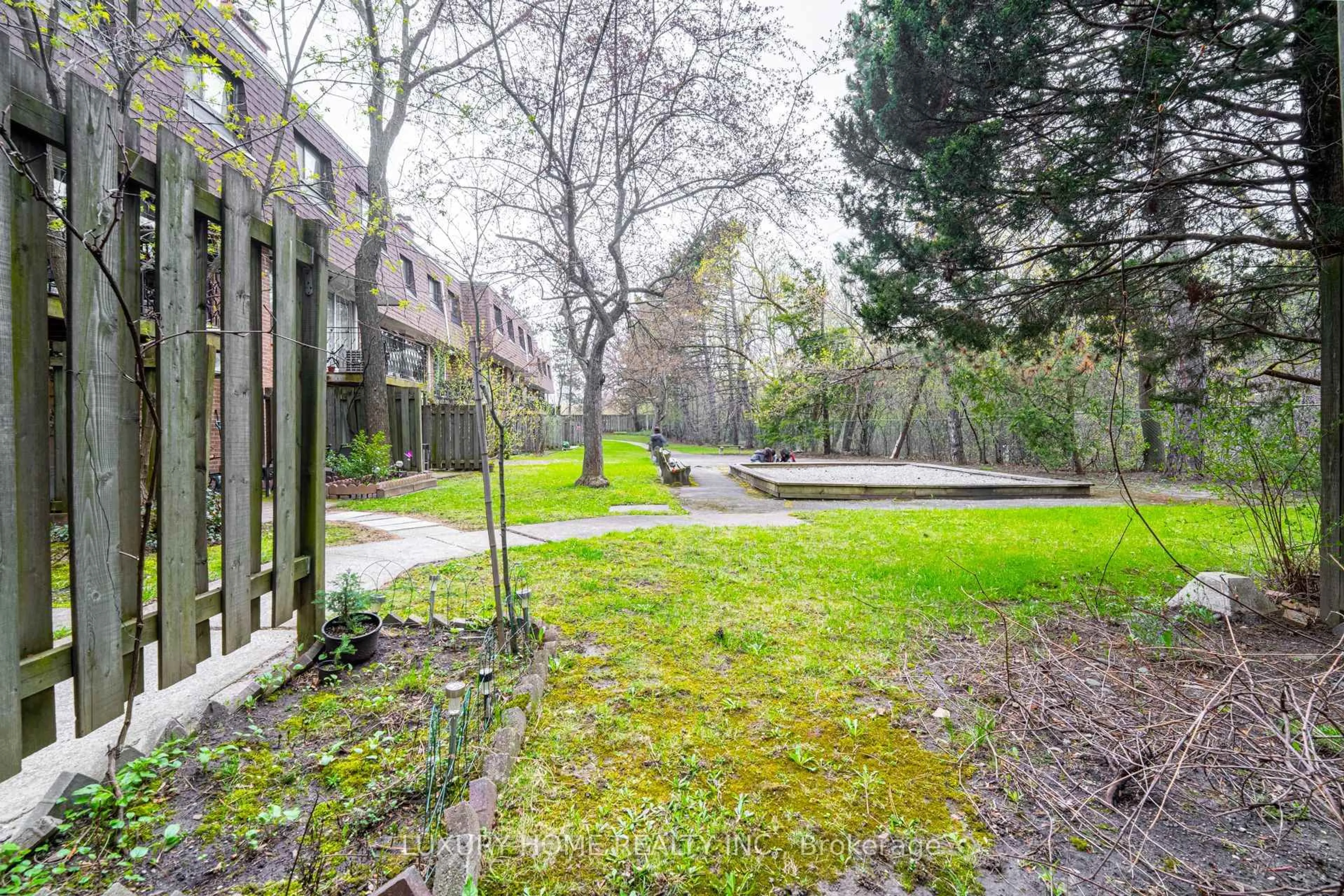 Patio, forest/trees view for 100 Henderson Ave, Markham Ontario L3T 2K8
