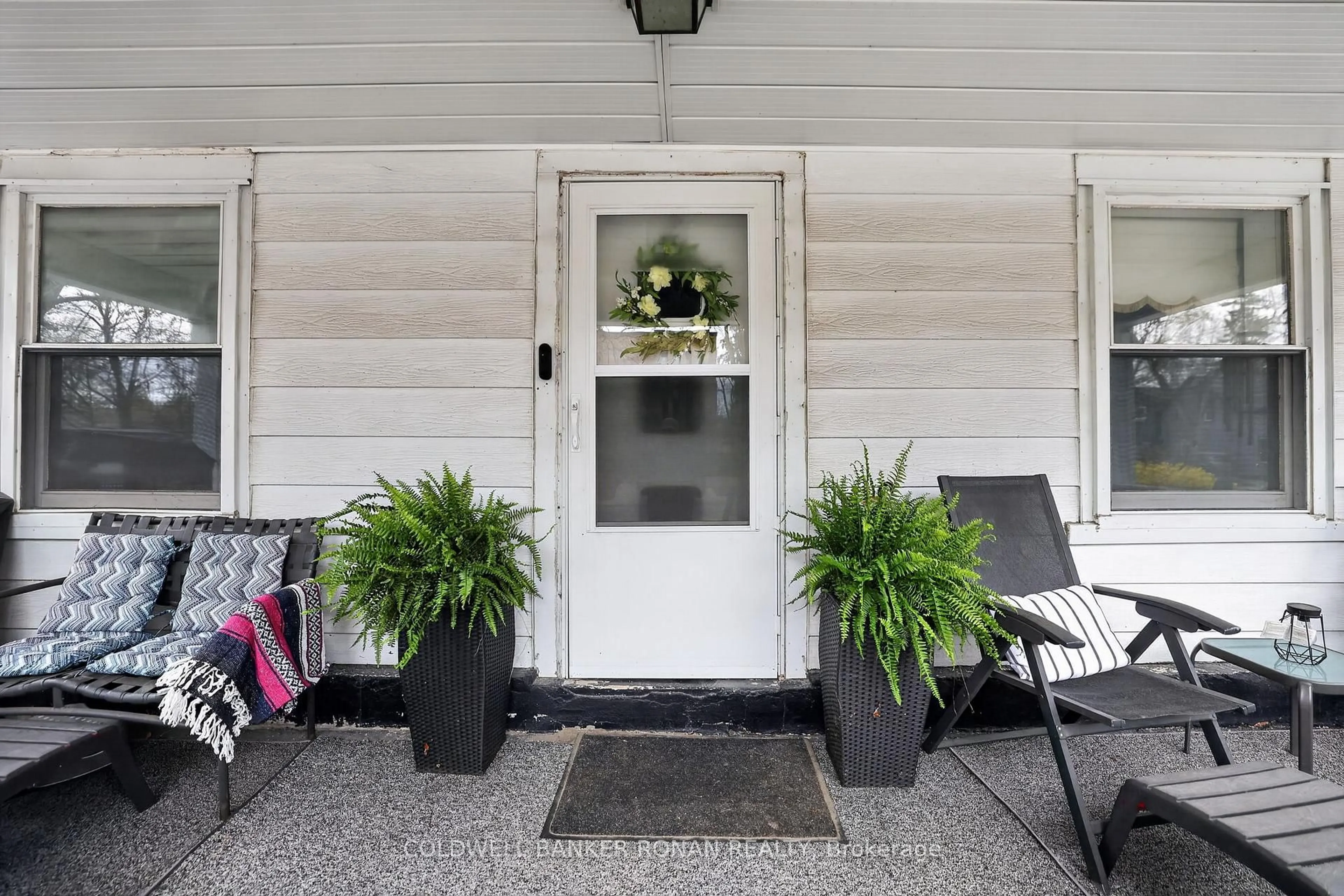 Indoor entryway for 149 Victoria St, New Tecumseth Ontario L9R 1H8