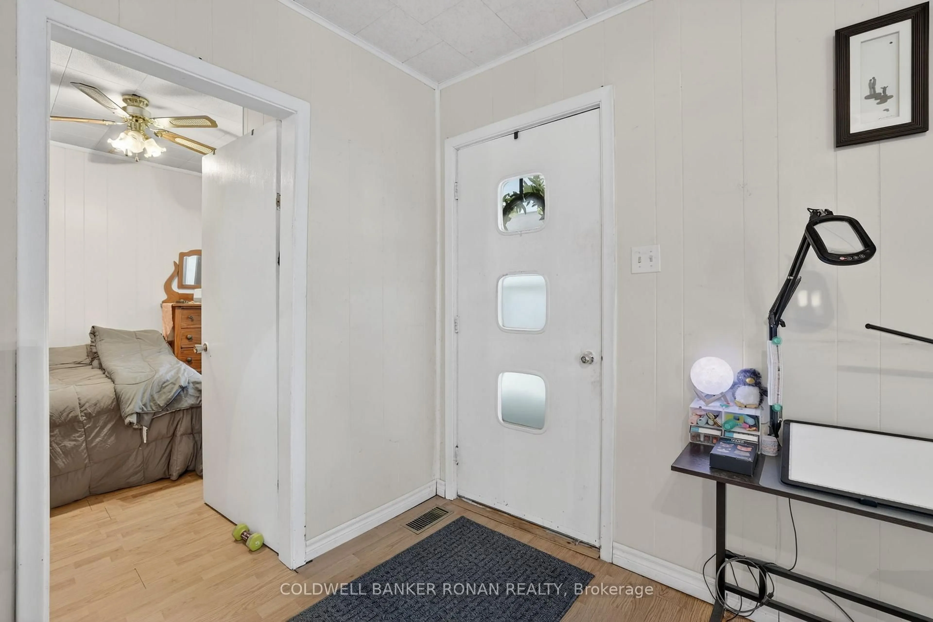Indoor entryway for 149 Victoria St, New Tecumseth Ontario L9R 1H8
