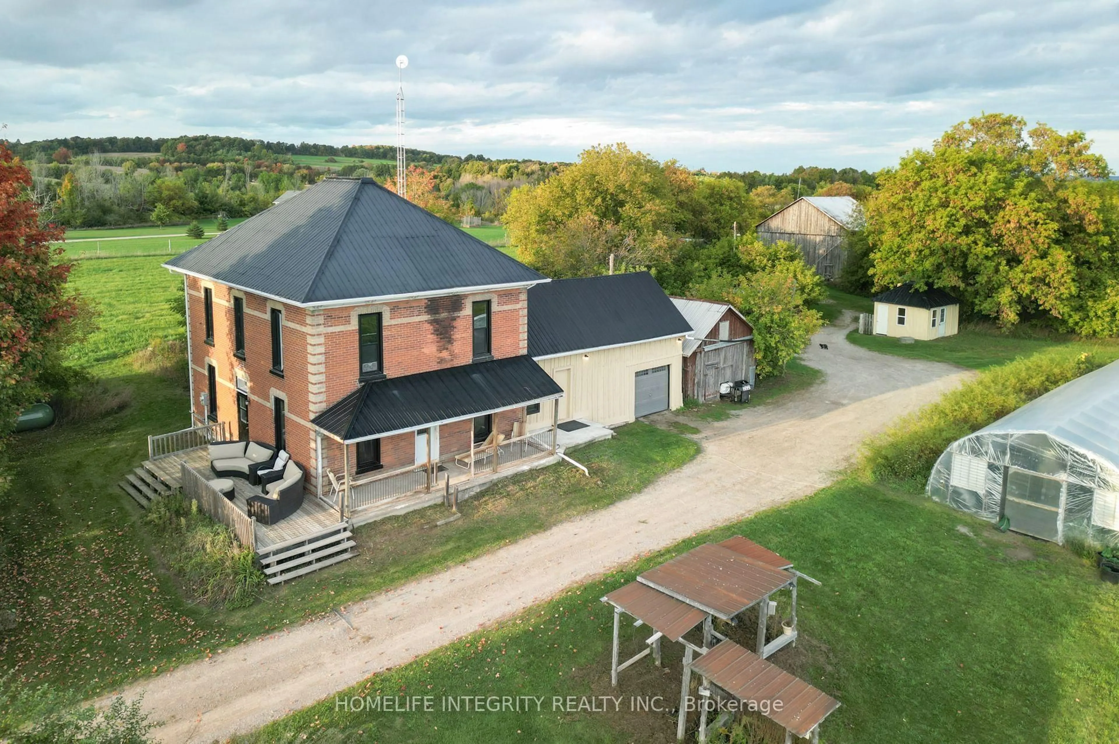 A pic from outside/outdoor area/front of a property/back of a property/a pic from drone, building for 995305 Mono Adjala Townline, Adjala-Tosorontio Ontario L9R 1V1