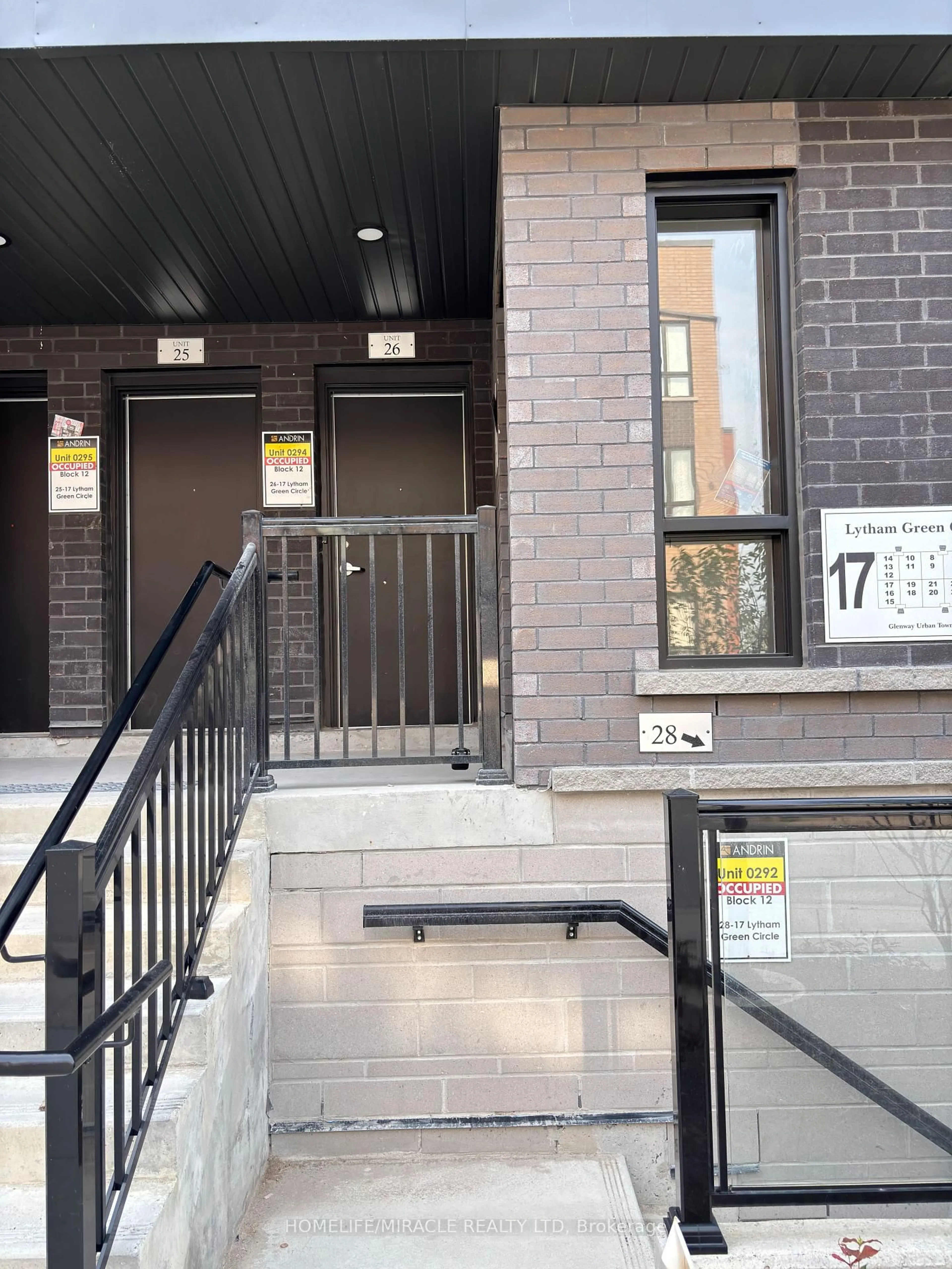 Indoor foyer for 17 Lytham Green Circ #26, Newmarket Ontario L3Y 0H4