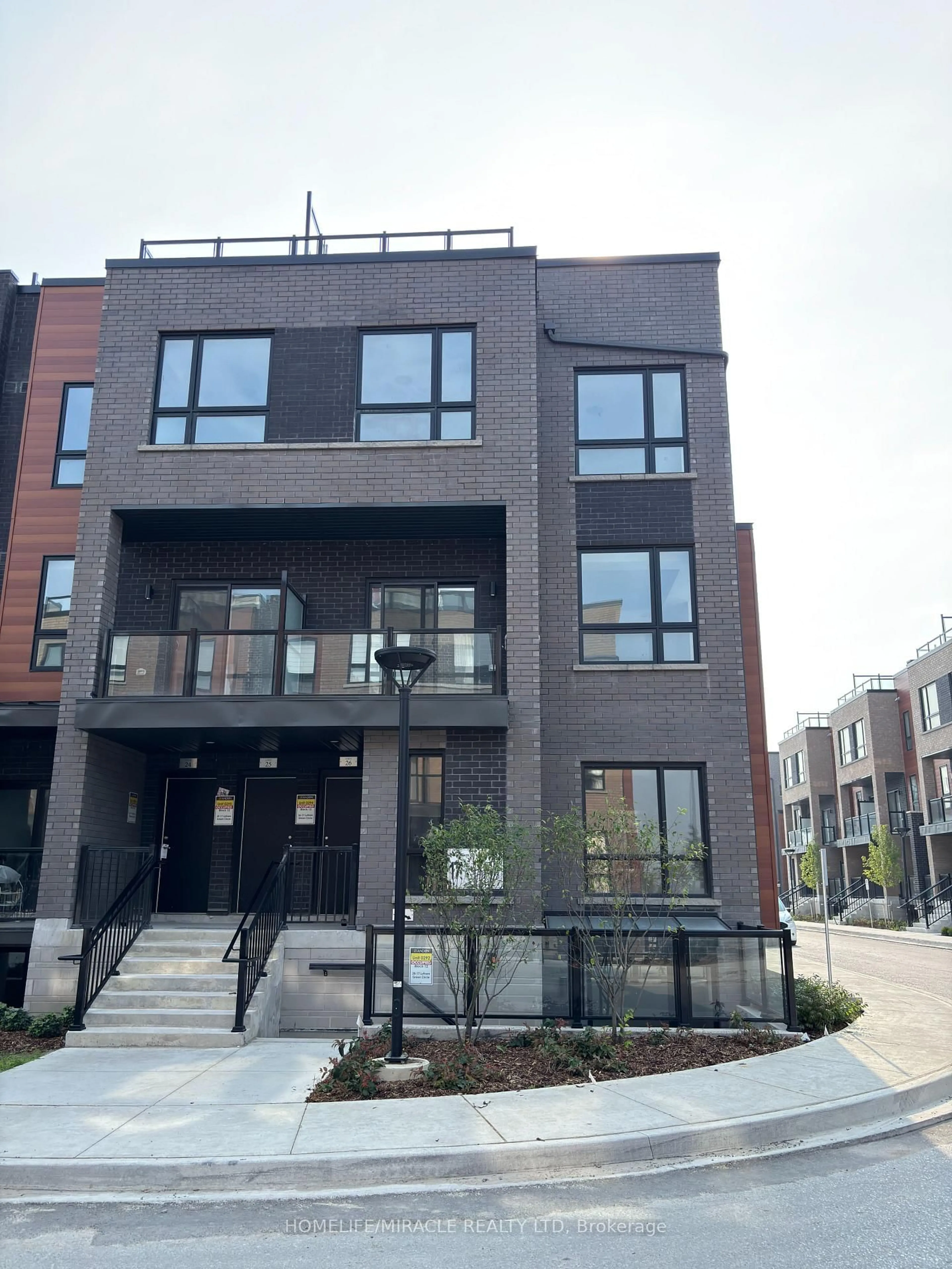 Home with brick exterior material, street for 17 Lytham Green Circ #26, Newmarket Ontario L3Y 0H4
