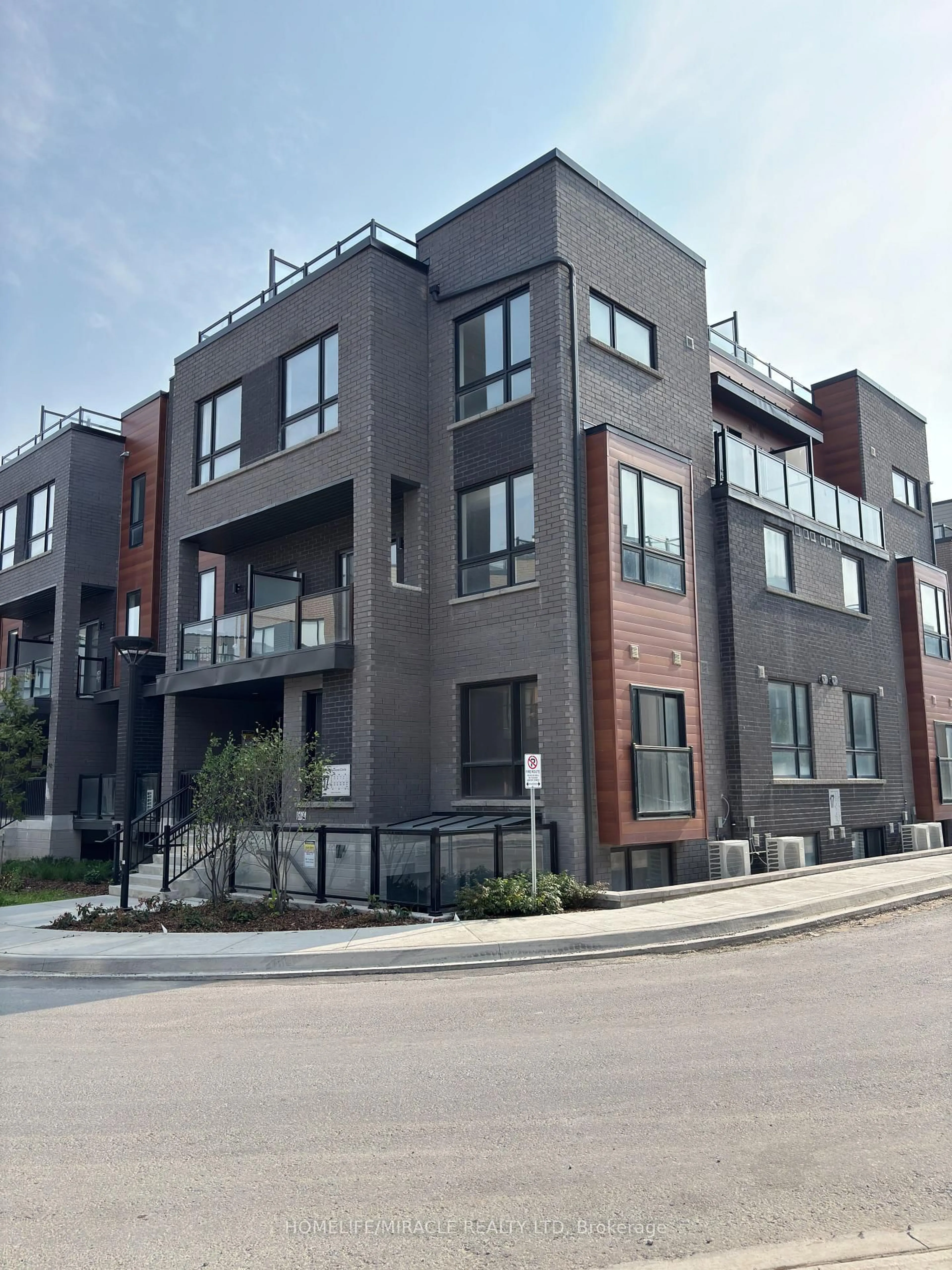 Home with brick exterior material, street for 17 Lytham Green Circ #26, Newmarket Ontario L3Y 0H4