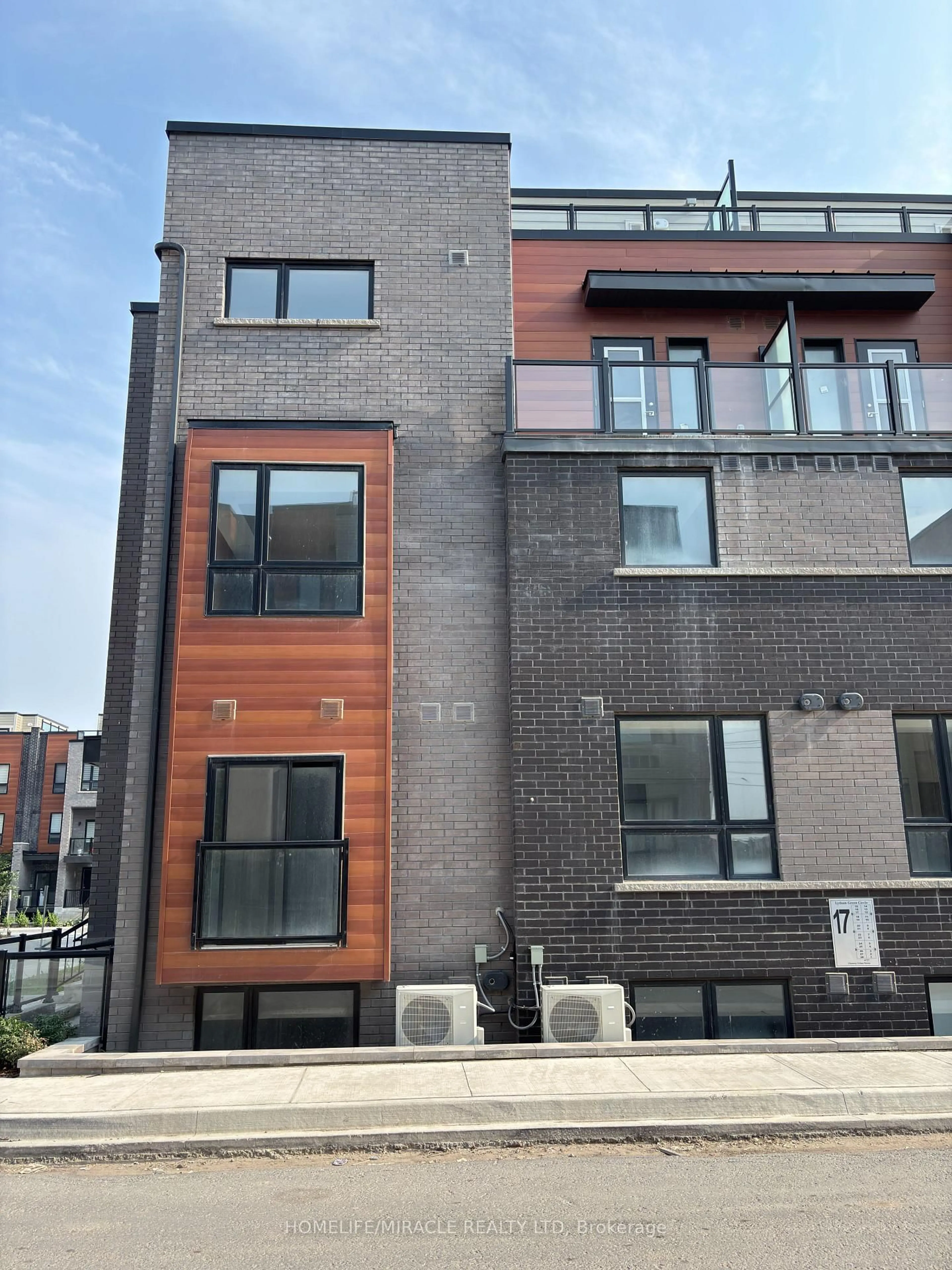 Home with brick exterior material, street for 17 Lytham Green Circ #26, Newmarket Ontario L3Y 0H4
