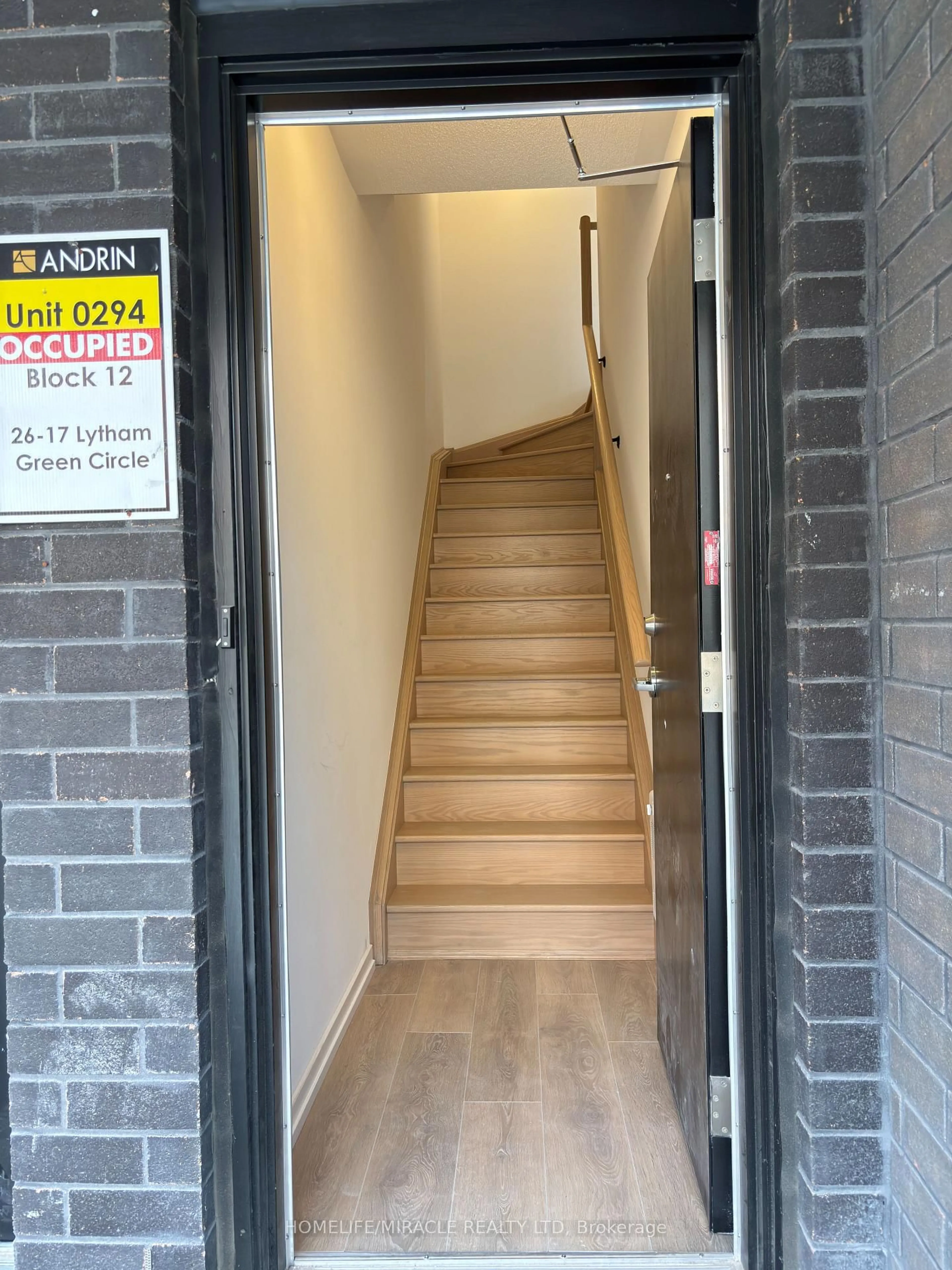 Unknown for 17 Lytham Green Circ #26, Newmarket Ontario L3Y 0H4