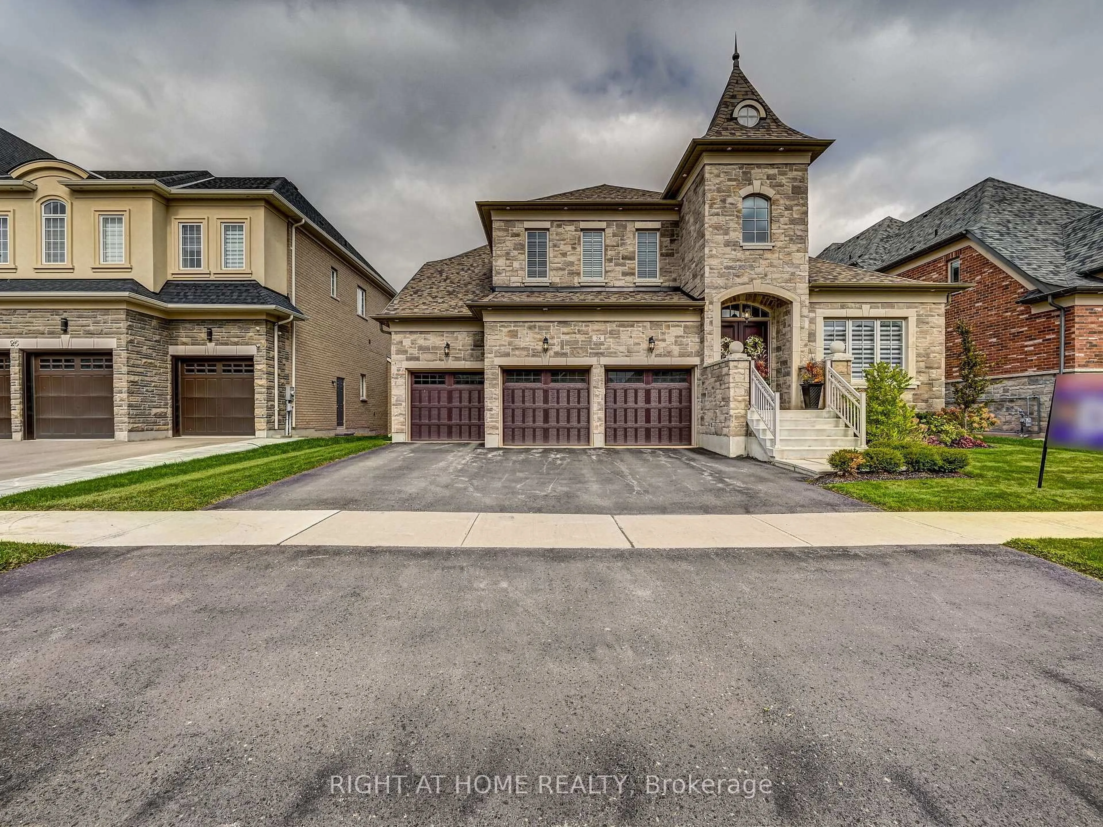 Home with brick exterior material, street for 28 Coppermine Crt, King Ontario L7B 0A5