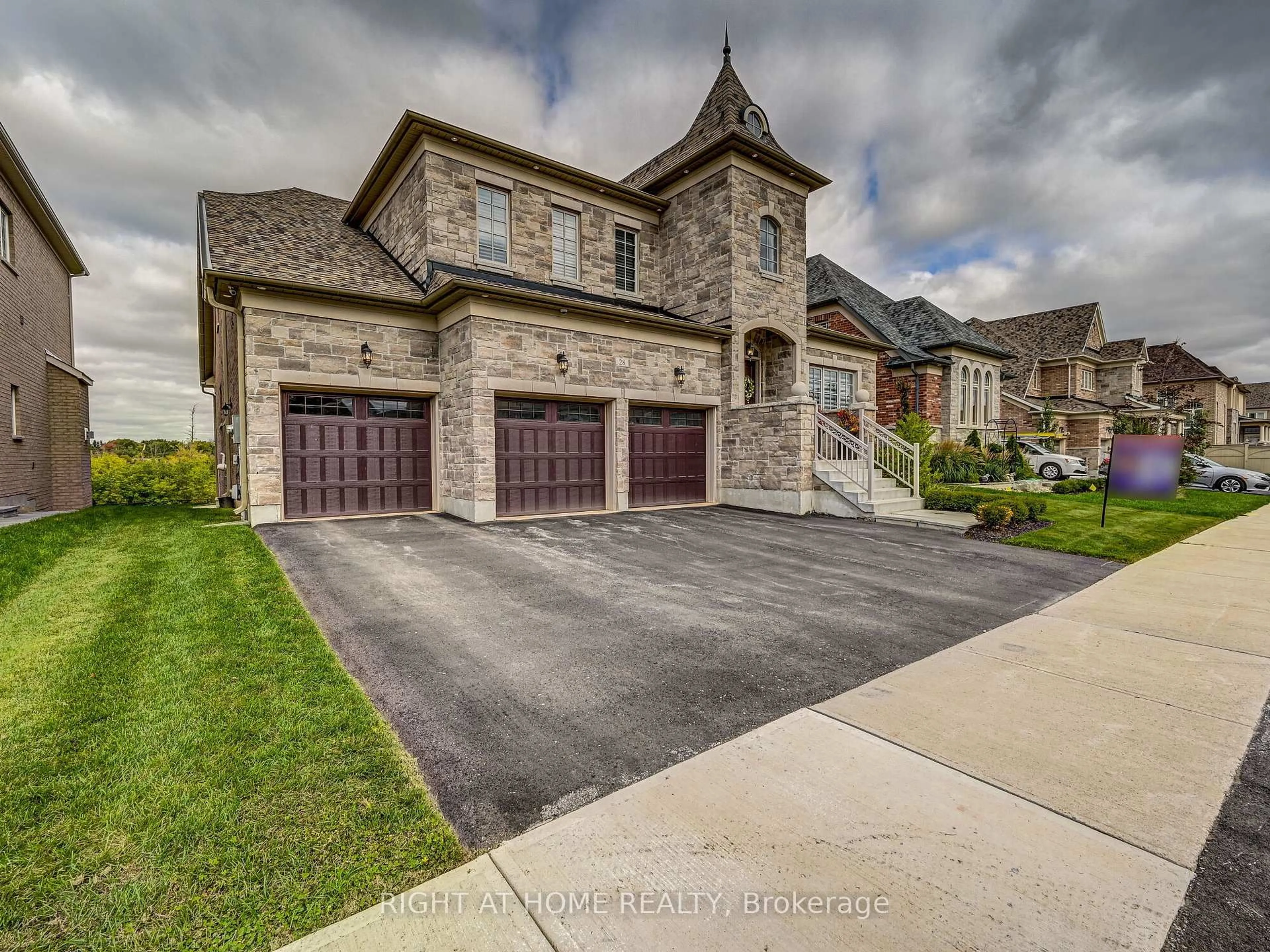 Home with brick exterior material, street for 28 Coppermine Crt, King Ontario L7B 0A5