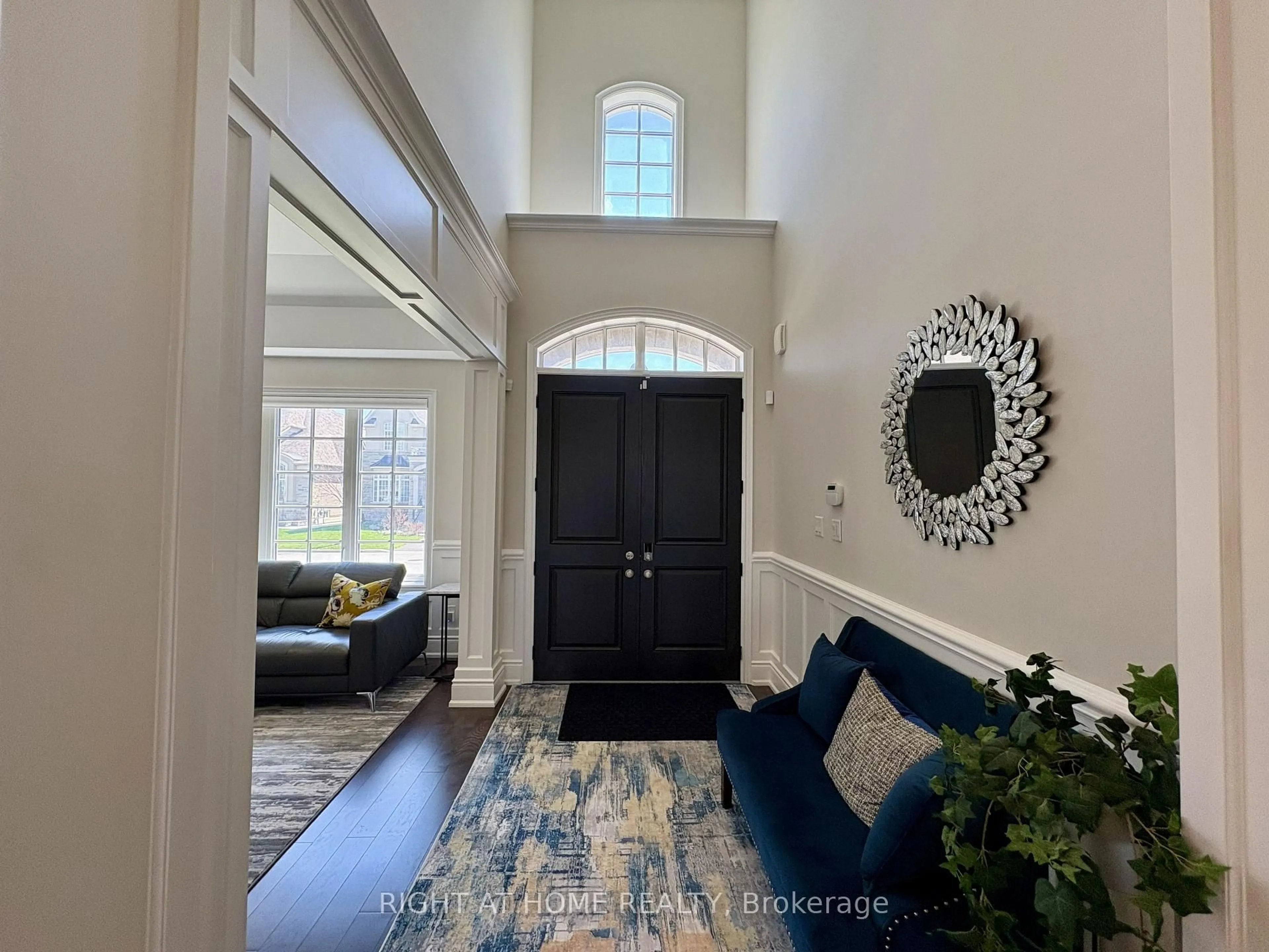 Indoor entryway for 28 Coppermine Crt, King Ontario L7B 0A5