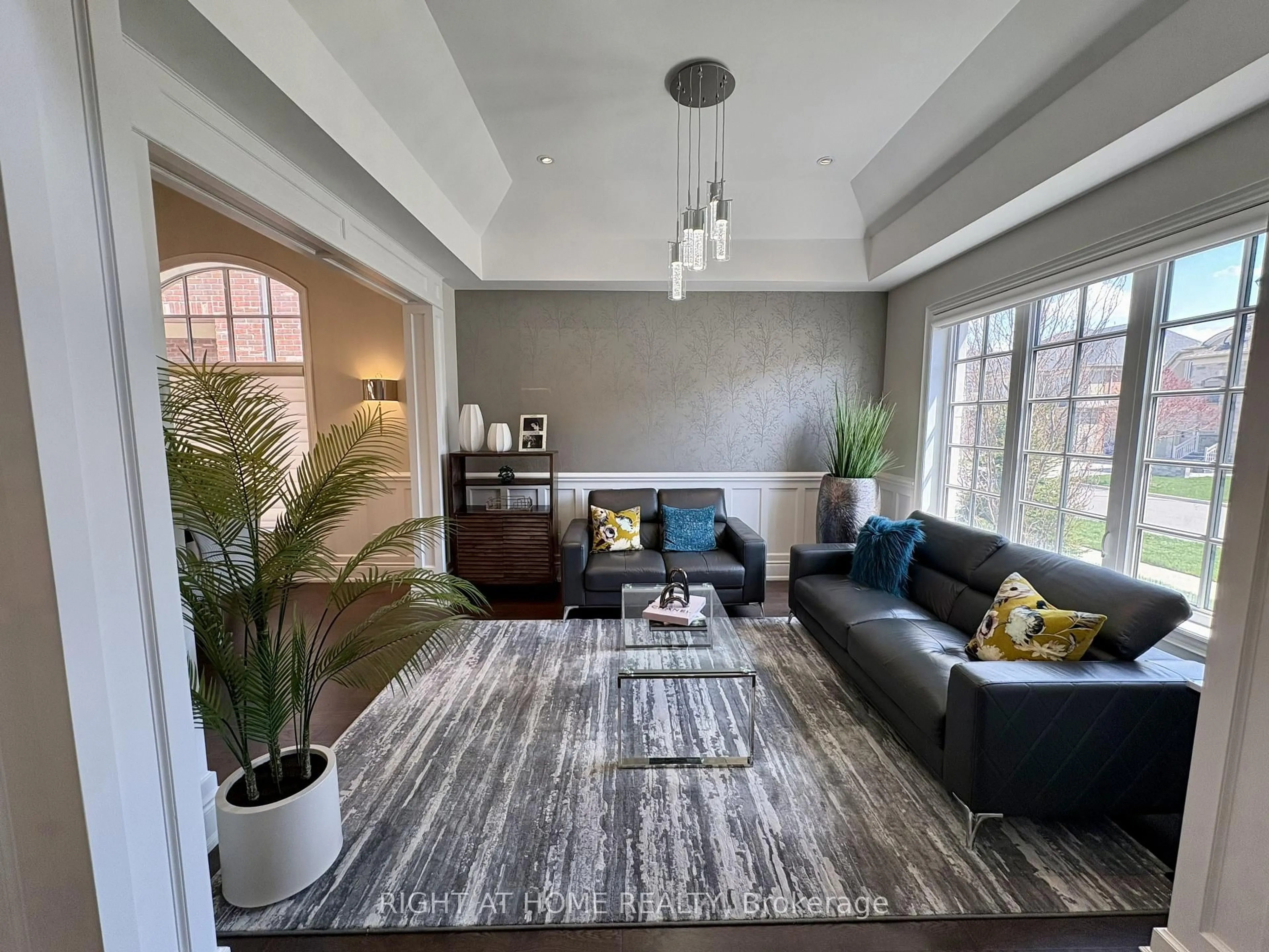 Living room with furniture, unknown for 28 Coppermine Crt, King Ontario L7B 0A5