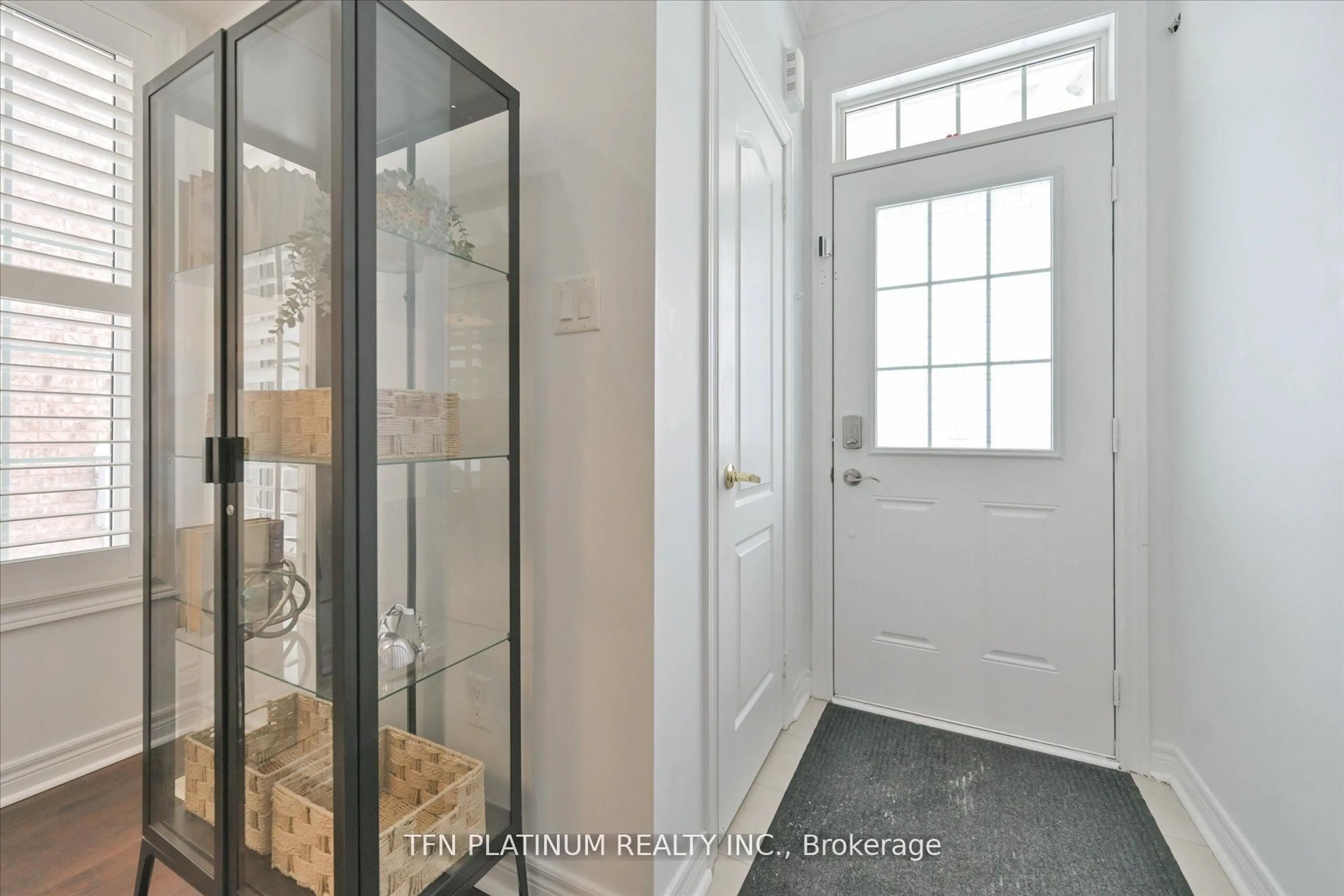 Indoor entryway for 29 Brown Lane, Whitchurch-Stouffville Ontario L4A 0V1