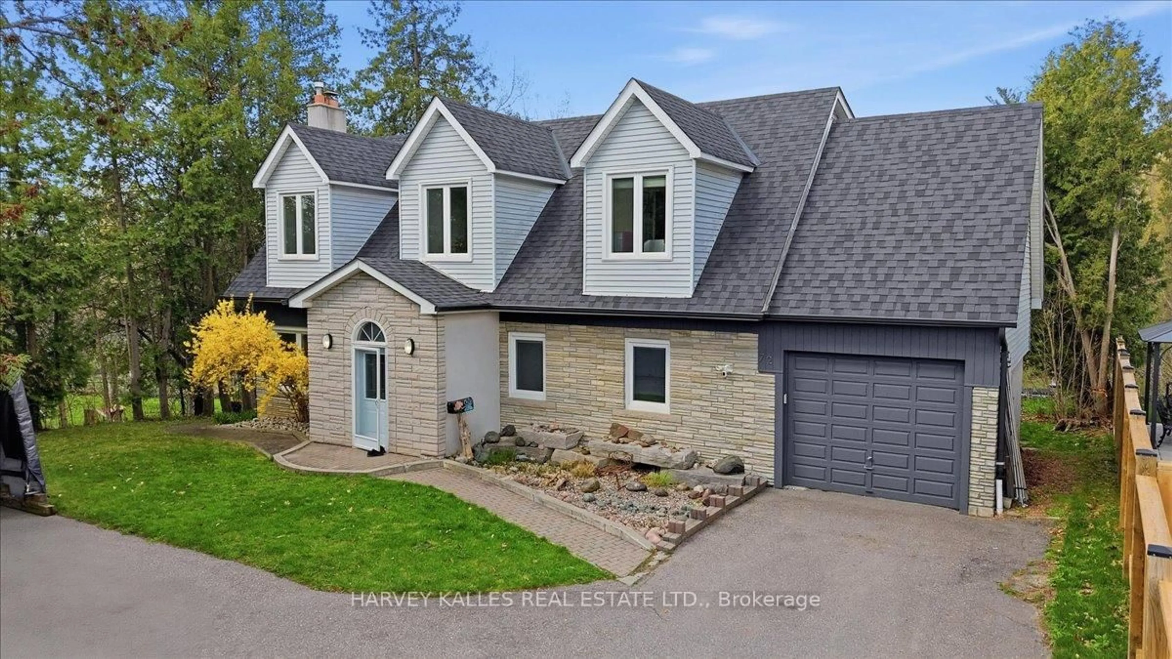 Home with brick exterior material, street for 72 Walmer Rd, Richmond Hill Ontario L4C 3X1