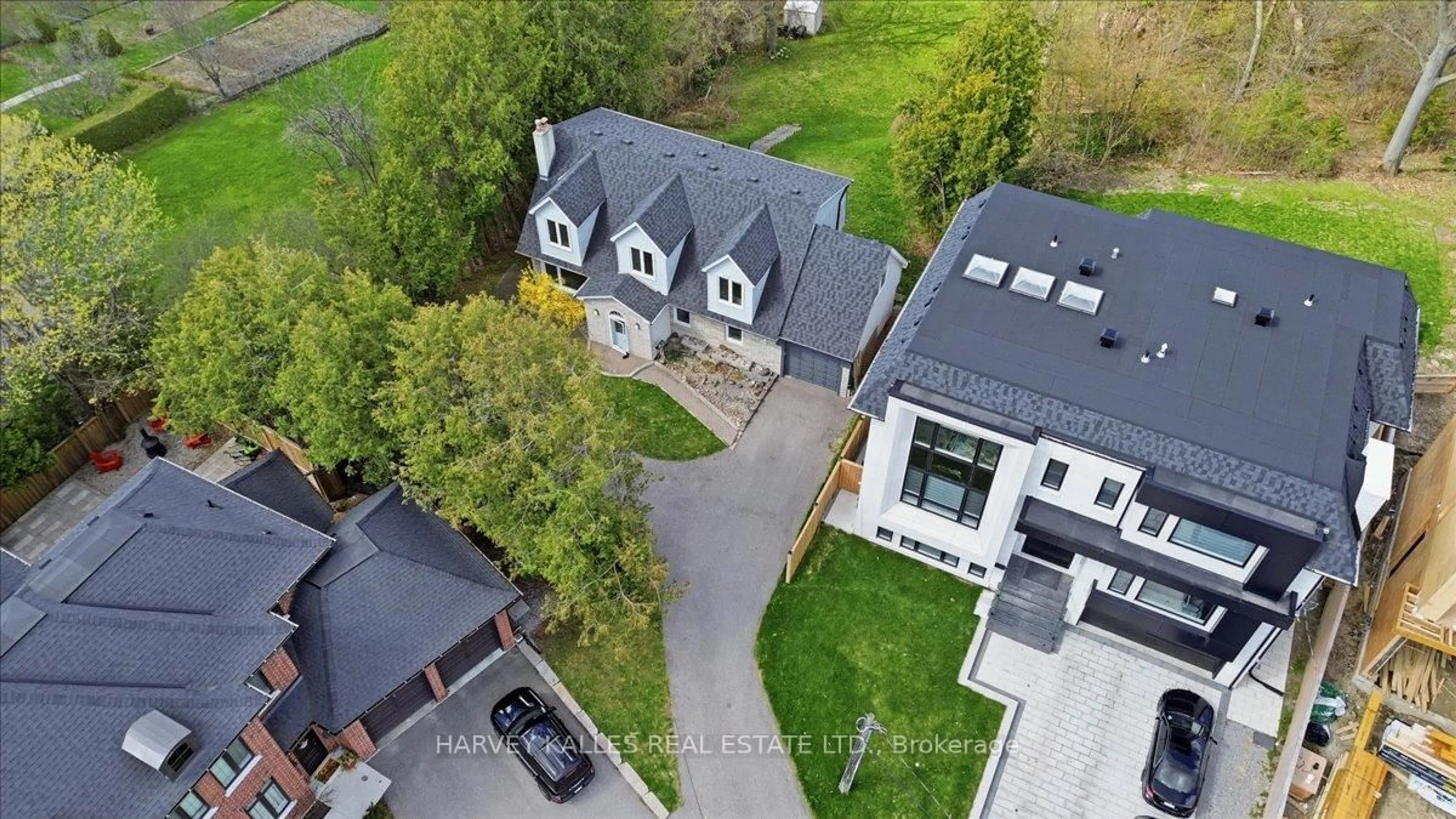 A pic from outside/outdoor area/front of a property/back of a property/a pic from drone, street for 72 Walmer Rd, Richmond Hill Ontario L4C 3X1