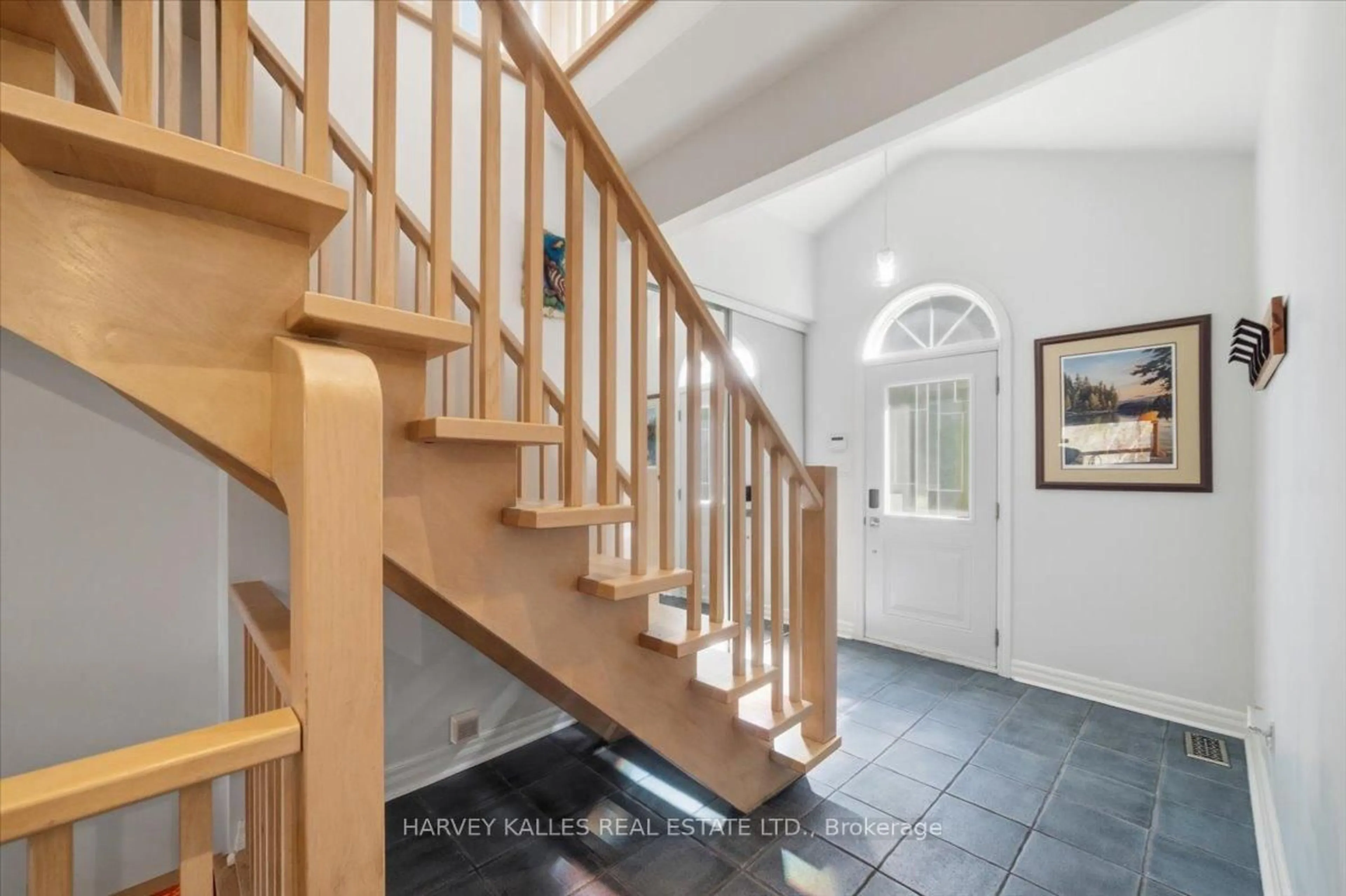 Indoor foyer for 72 Walmer Rd, Richmond Hill Ontario L4C 3X1