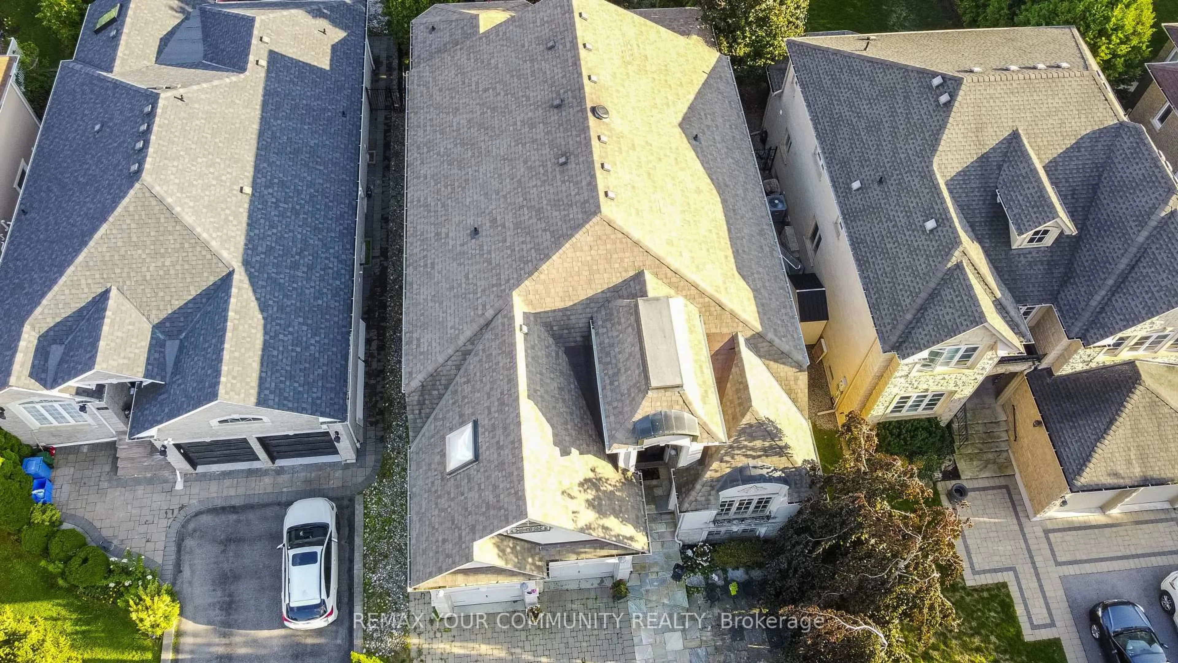 A pic from outside/outdoor area/front of a property/back of a property/a pic from drone, street for 95 Naughton Dr, Richmond Hill Ontario L4C 8B3