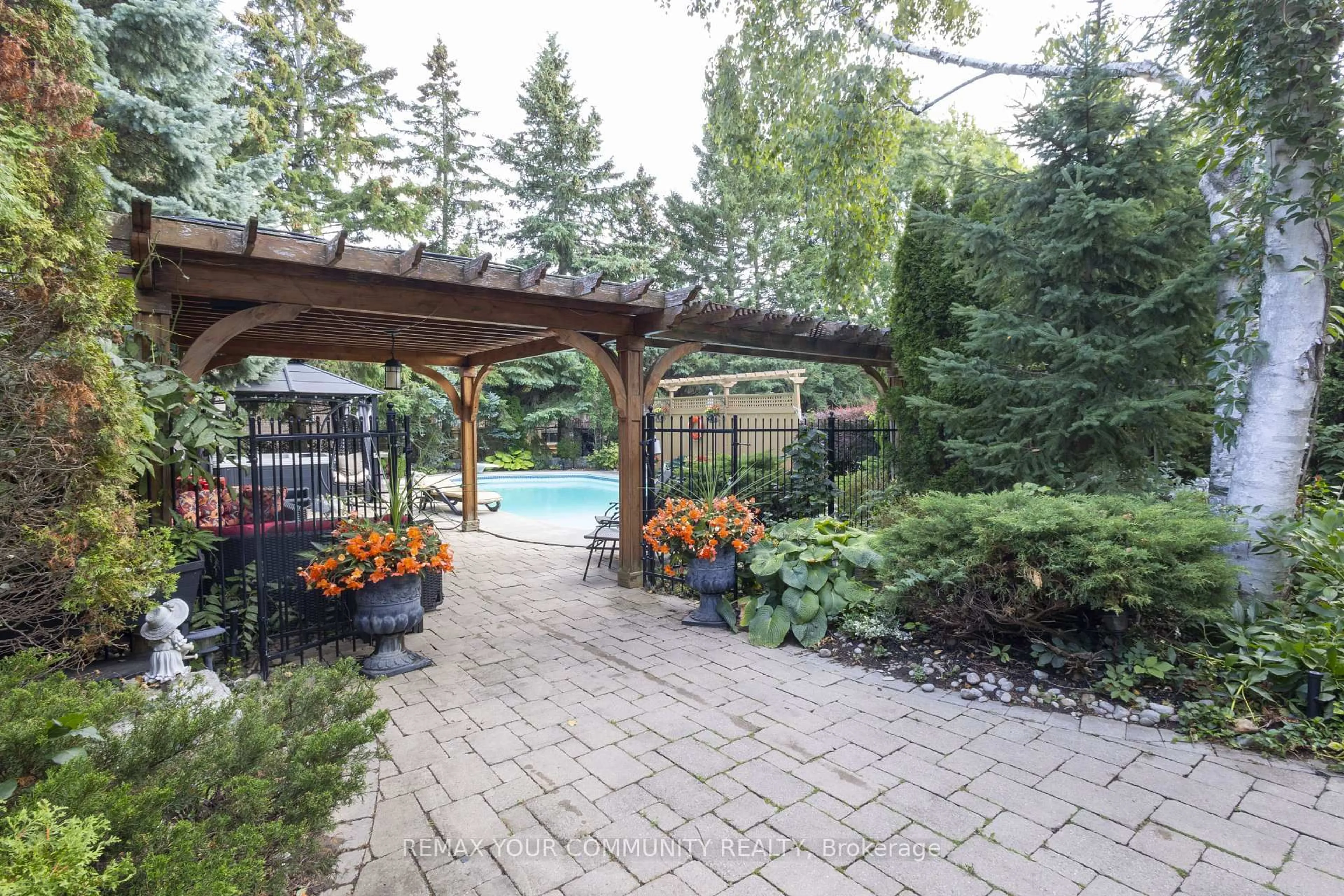 Patio, street for 95 Naughton Dr, Richmond Hill Ontario L4C 8B3