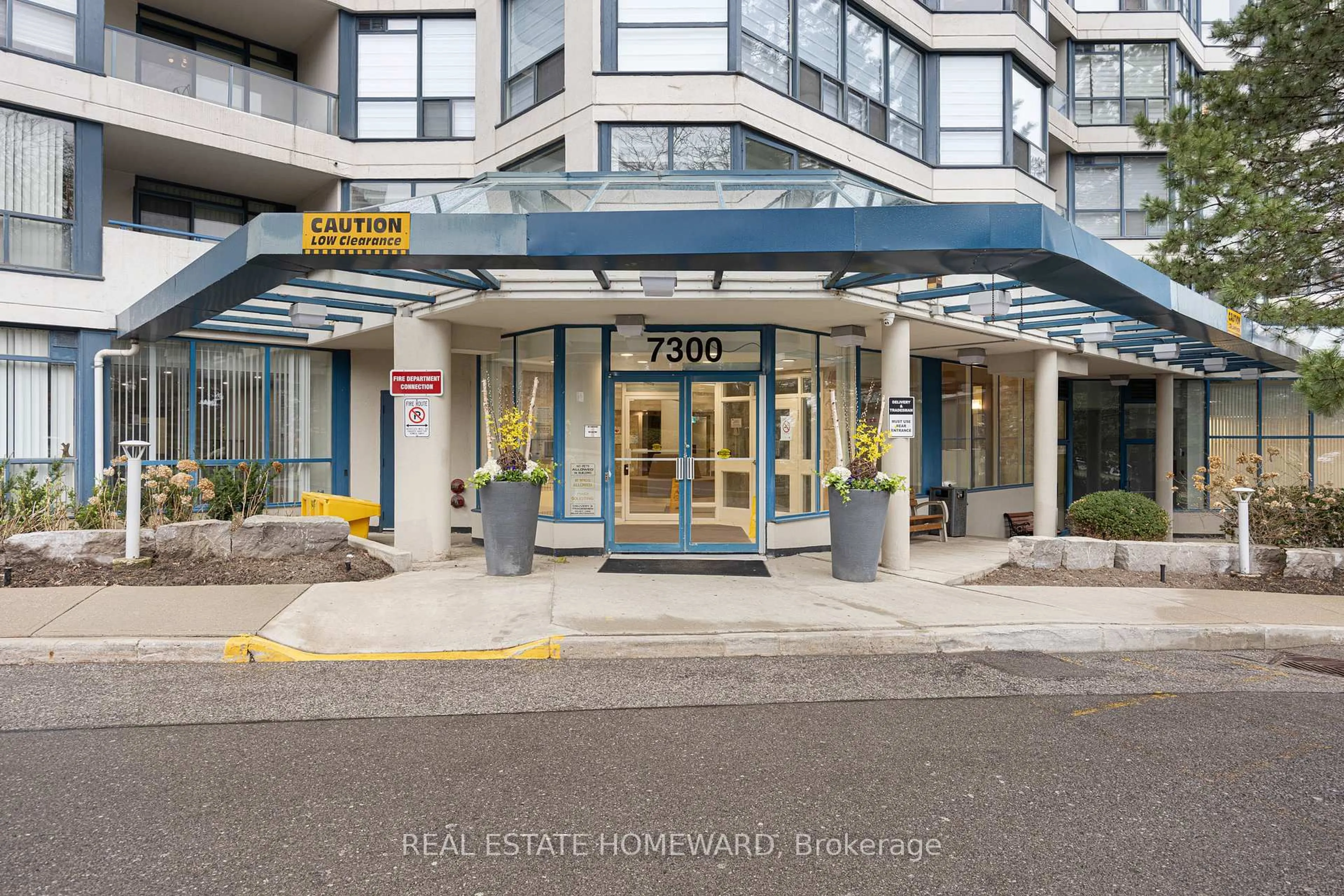 Indoor foyer for 7300 Yonge St #1507, Vaughan Ontario L4J 7Y5