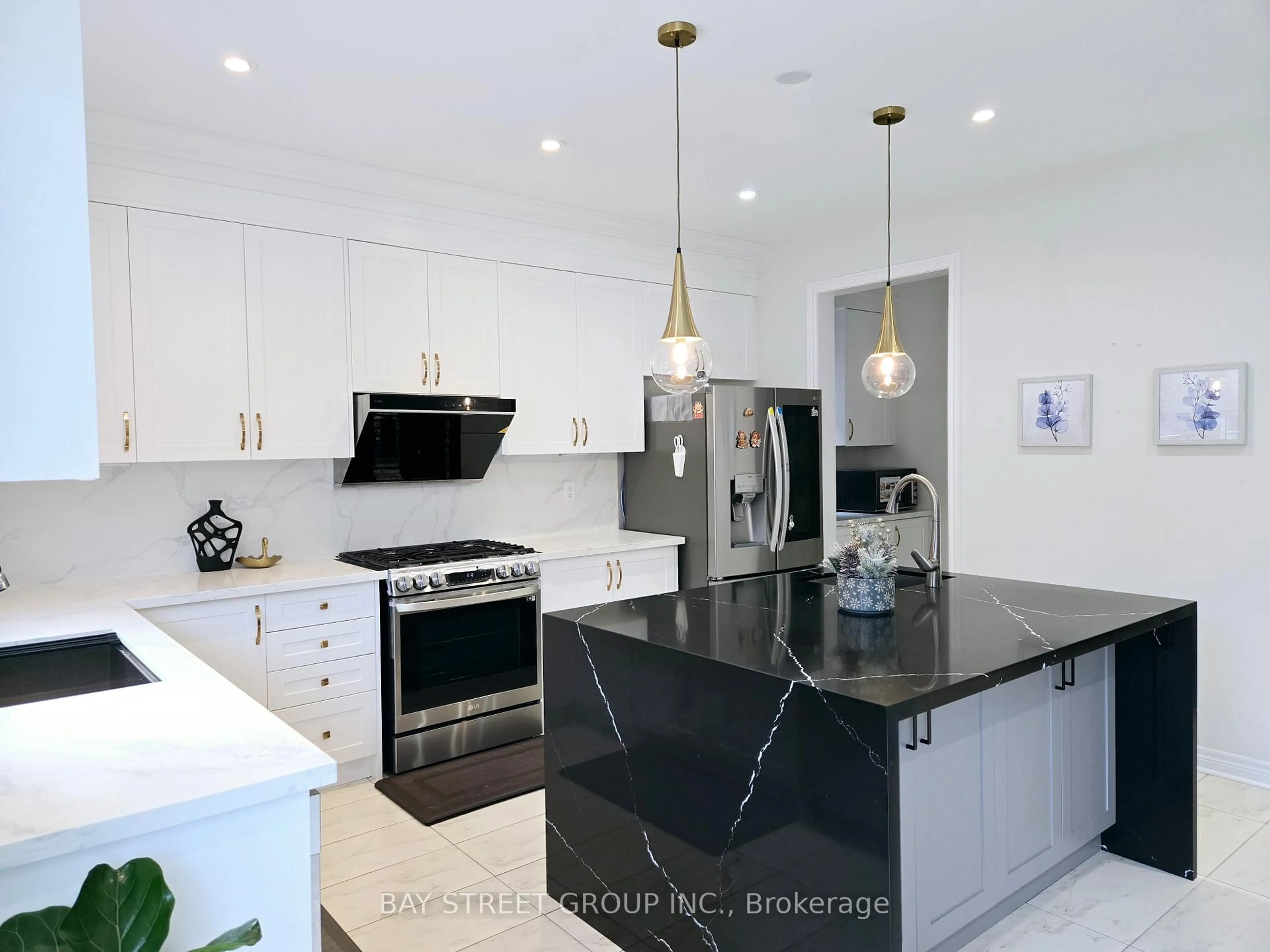 Open concept kitchen, ceramic/tile floor for 404 Baker Hill Blvd, Whitchurch-Stouffville Ontario L4A 4P4