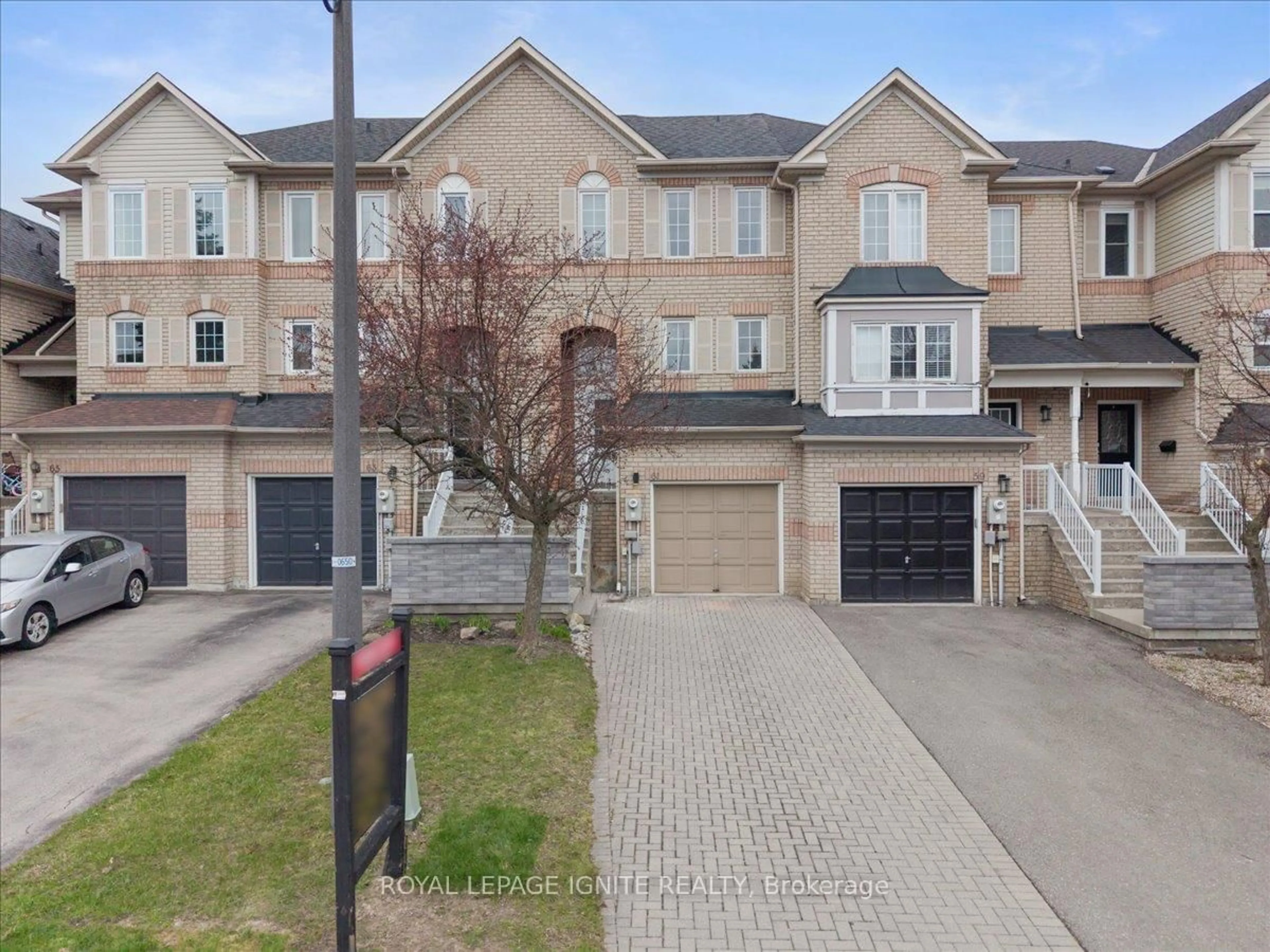 A pic from outside/outdoor area/front of a property/back of a property/a pic from drone, street for 61 Baywell Cres, Aurora Ontario L4G 7N4