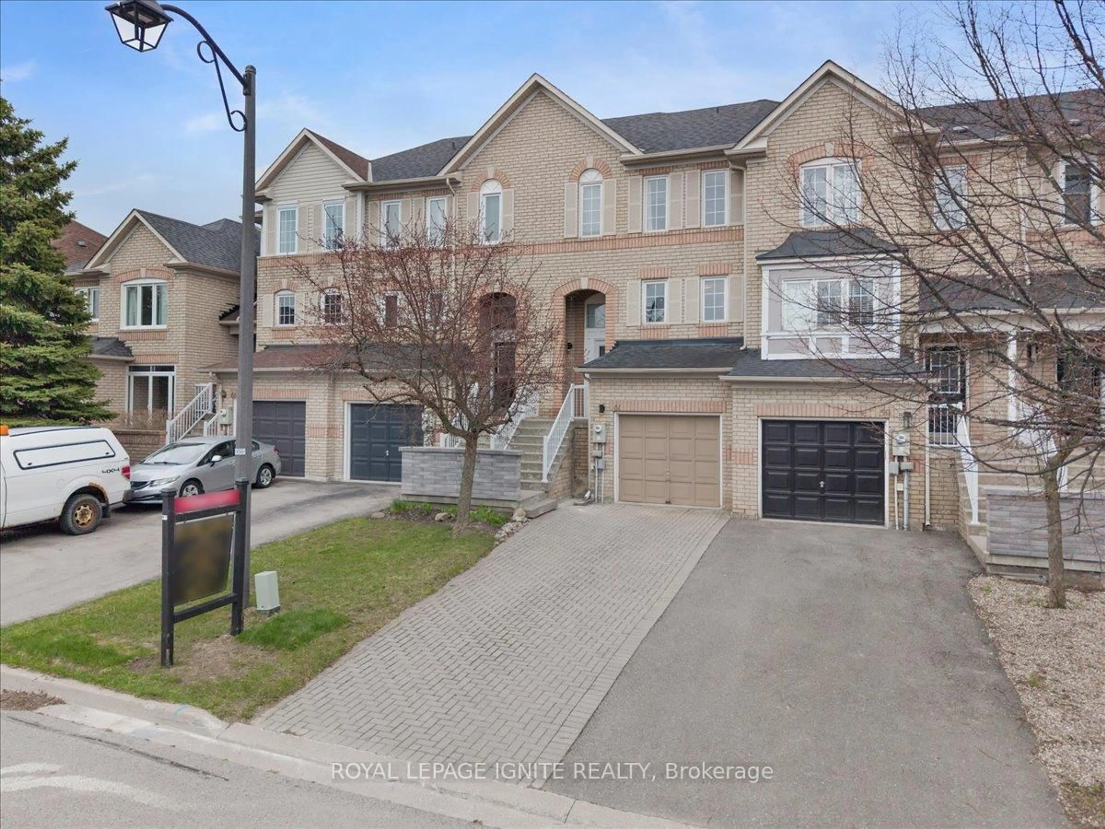 A pic from outside/outdoor area/front of a property/back of a property/a pic from drone, street for 61 Baywell Cres, Aurora Ontario L4G 7N4