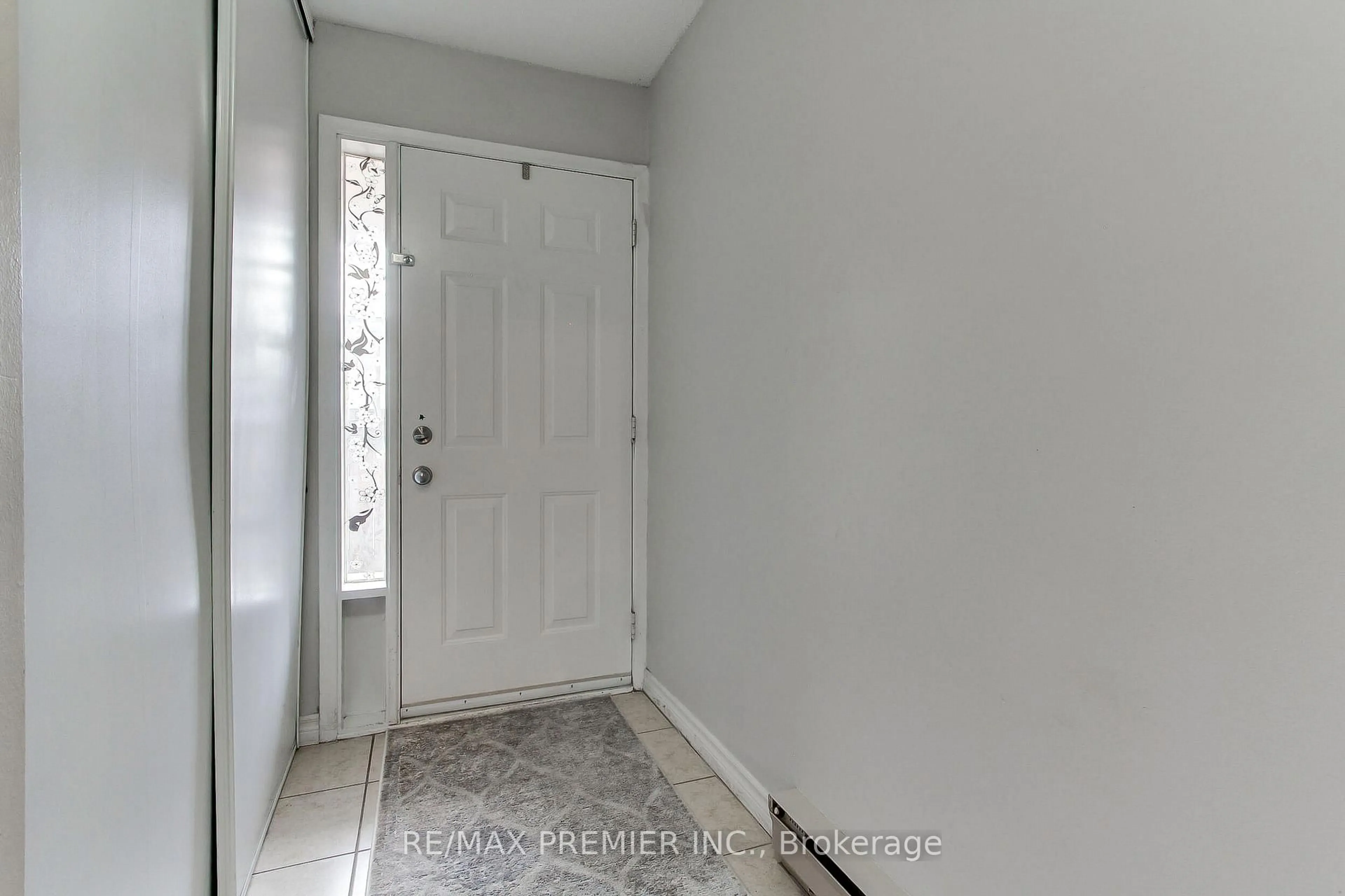 Indoor entryway for 213 Milestone Cres, Aurora Ontario L4G 3M2