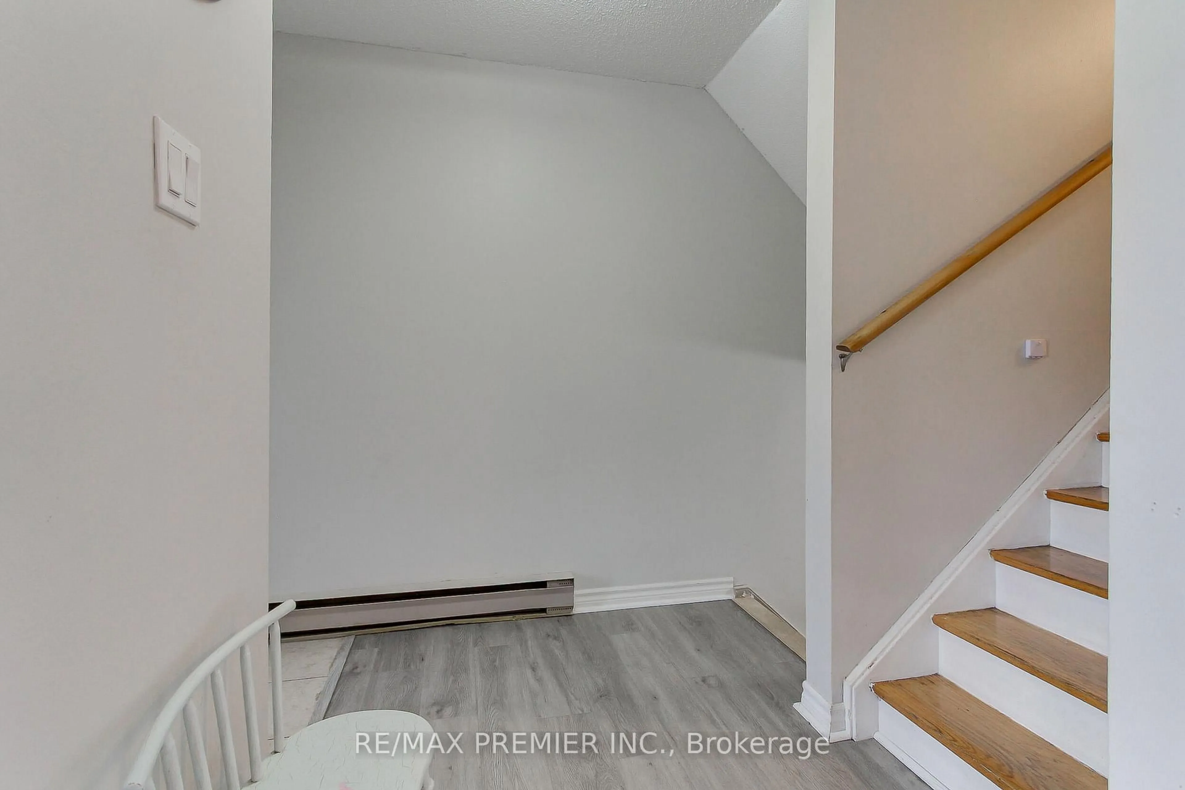 Unknown for 213 Milestone Cres, Aurora Ontario L4G 3M2