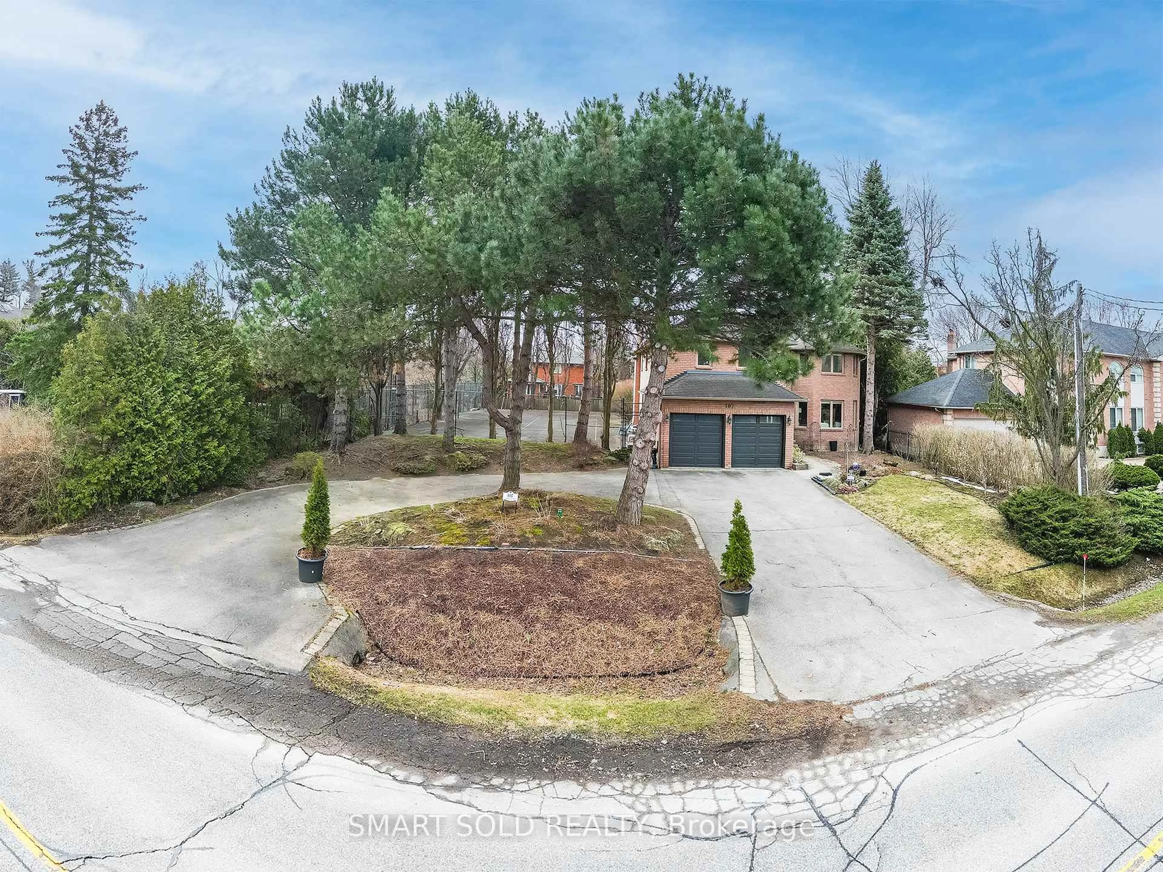 A pic from outside/outdoor area/front of a property/back of a property/a pic from drone, street for 107 Arnold Ave, Vaughan Ontario L4J 1B6