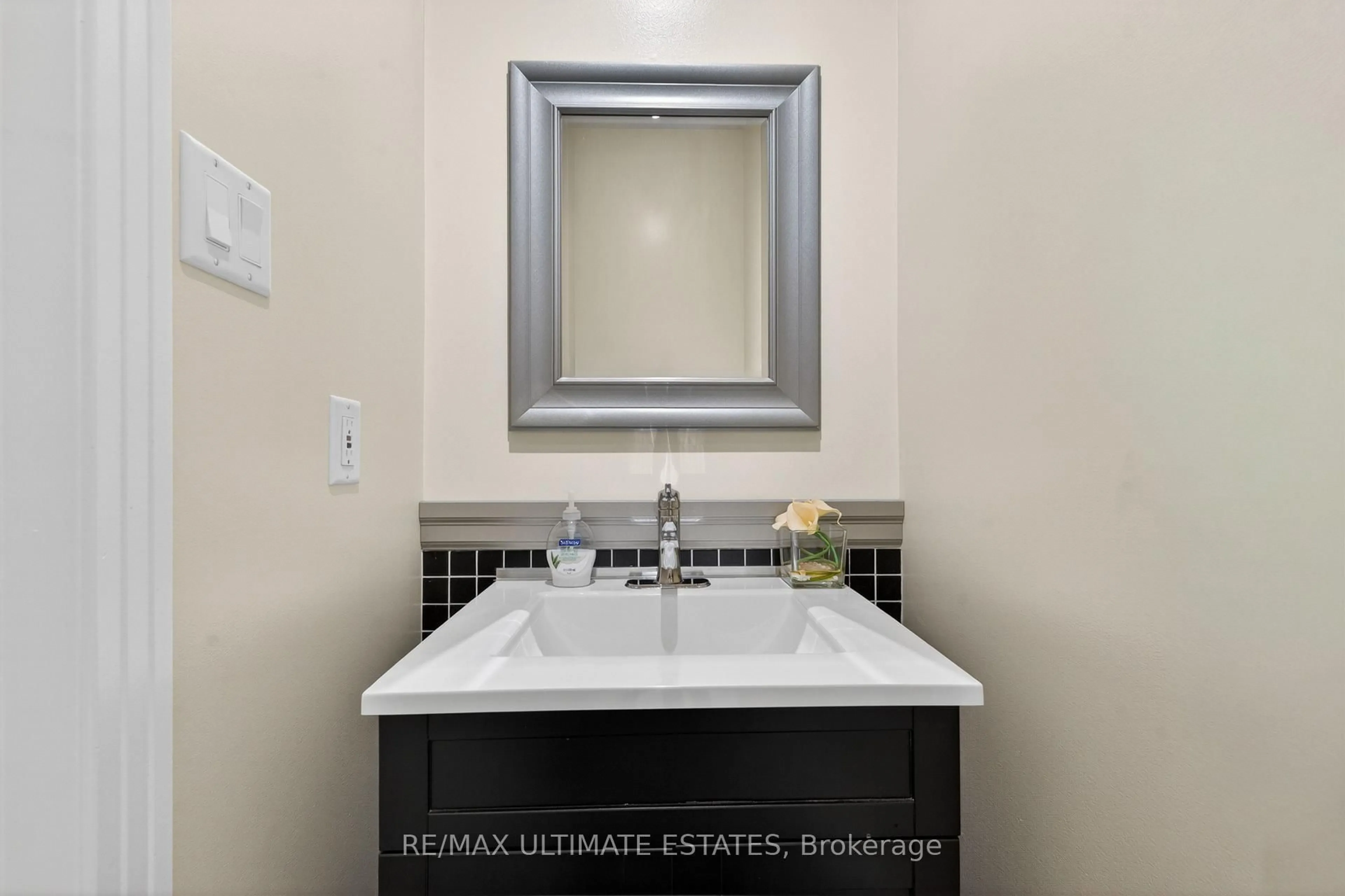 Standard bathroom, ceramic/tile floor for 29 Lakespring Dr, Markham Ontario L6C 2Y9