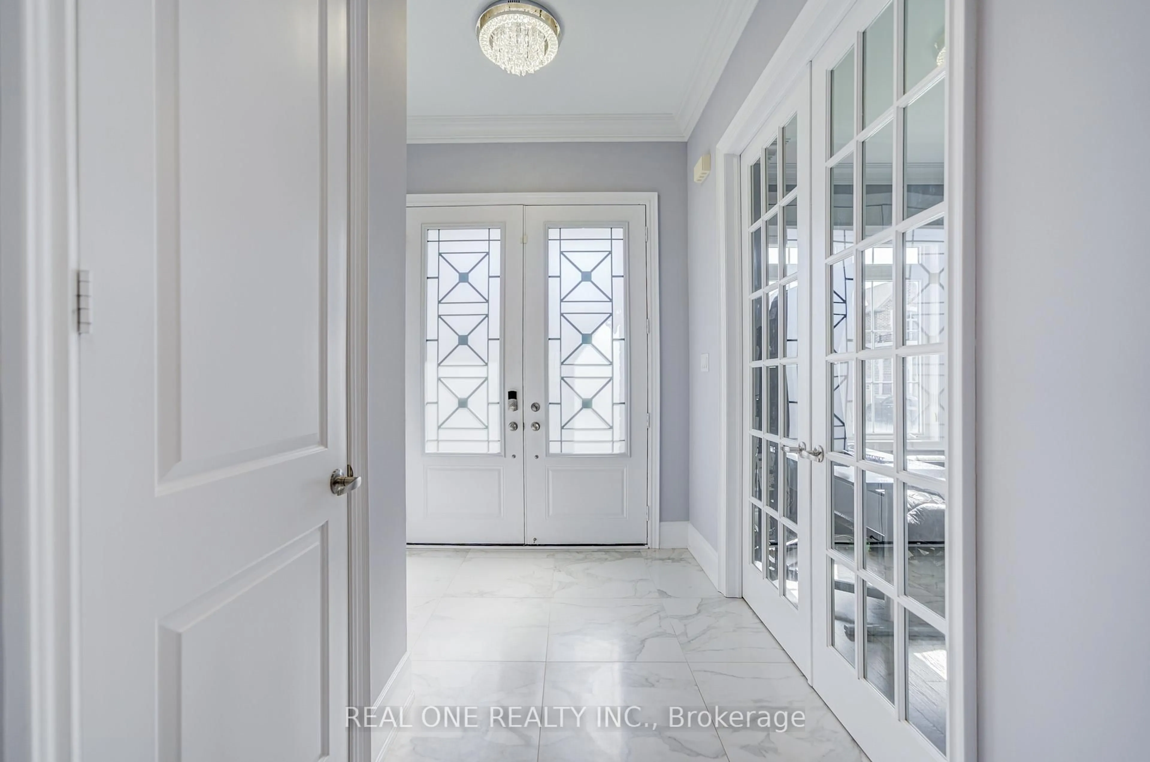 Indoor entryway for 100 Conklin Cres, Aurora Ontario L4G 0Z2