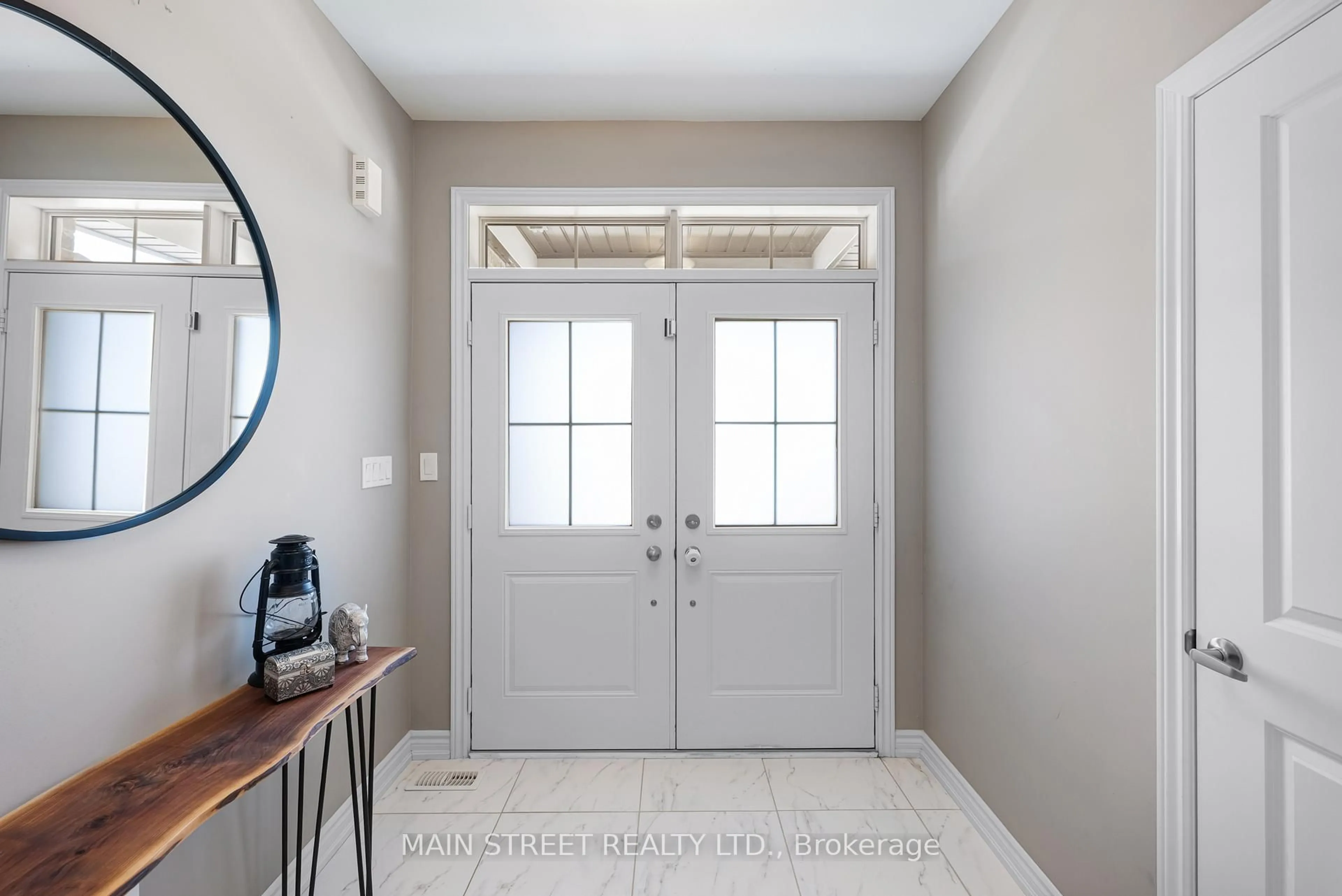 Indoor entryway for 1518 Emberton Way, Innisfil Ontario L9S 0L6