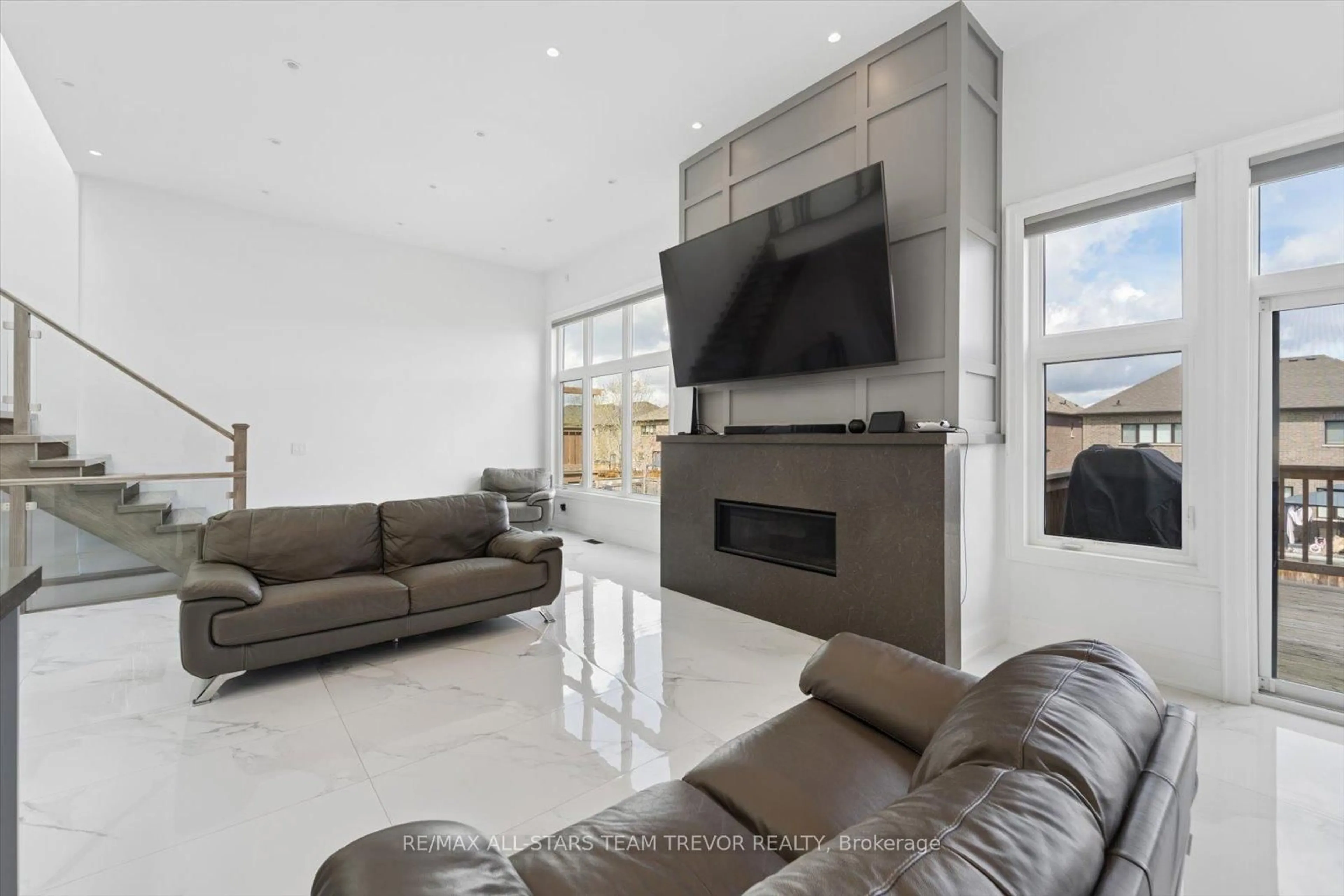 Living room with furniture, unknown for 148 Church St, Georgina Ontario L4P 1J5