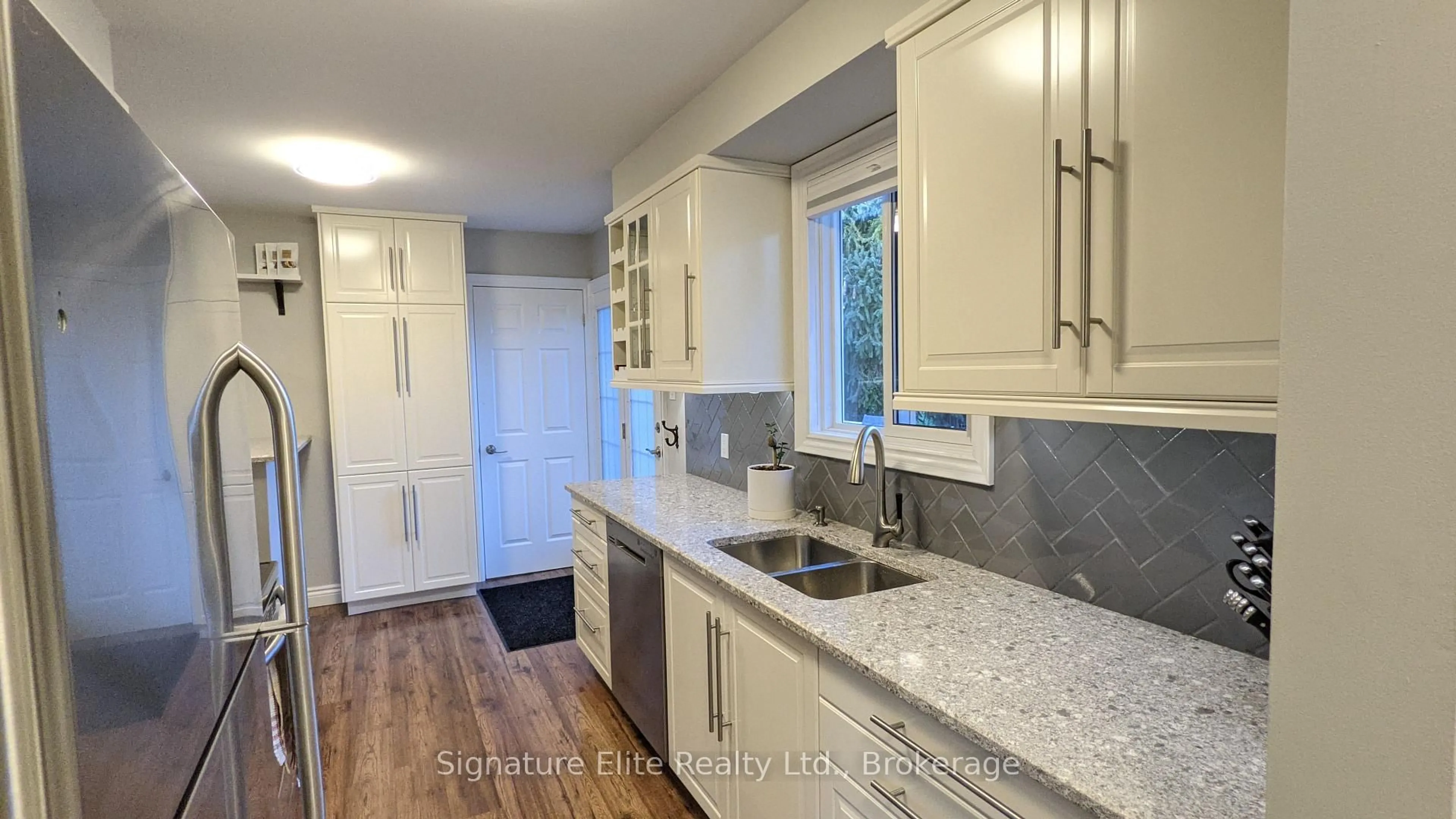 Open concept kitchen, ceramic/tile floor for 40 Smyth Cres, New Tecumseth Ontario L0G 1A0